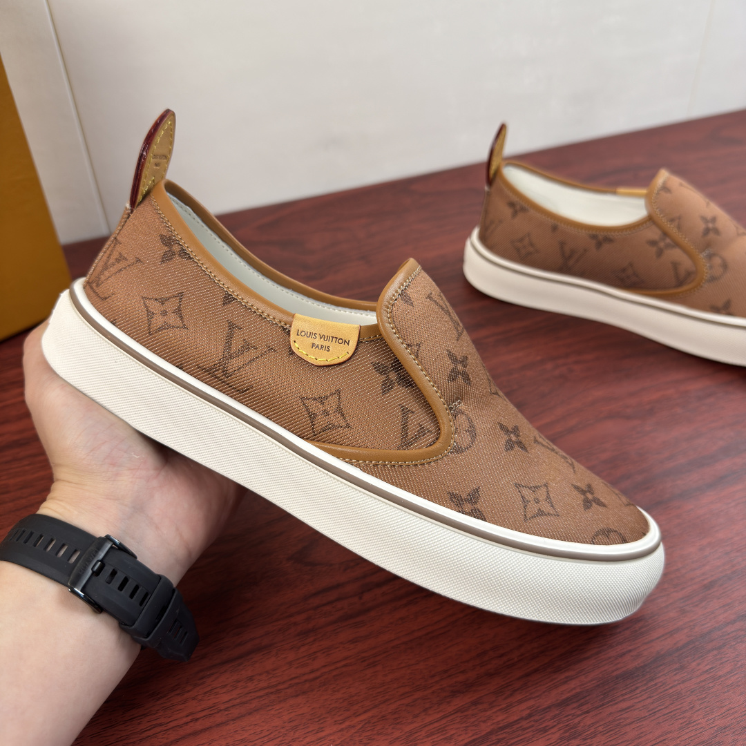 LV 高仿男鞋 棕色 Monogram 印花一腳蹬懶人休閒鞋| 12 LV 高仿男鞋 棕色 Monogram 印花一腳蹬懶人休閒鞋