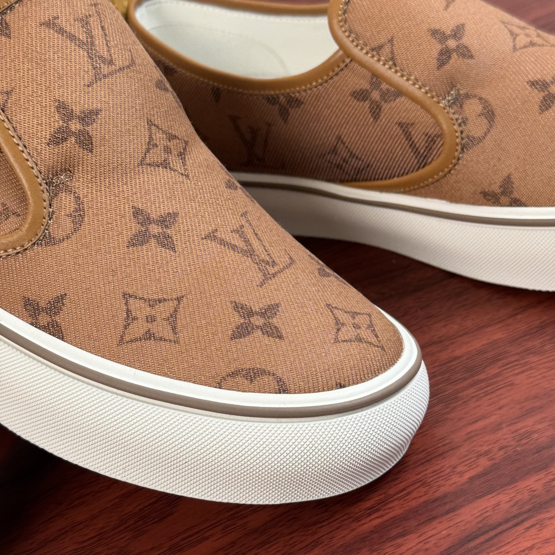 LV 高仿男鞋 棕色 Monogram 印花一腳蹬懶人休閒鞋| 11 LV 高仿男鞋 棕色 Monogram 印花一腳蹬懶人休閒鞋