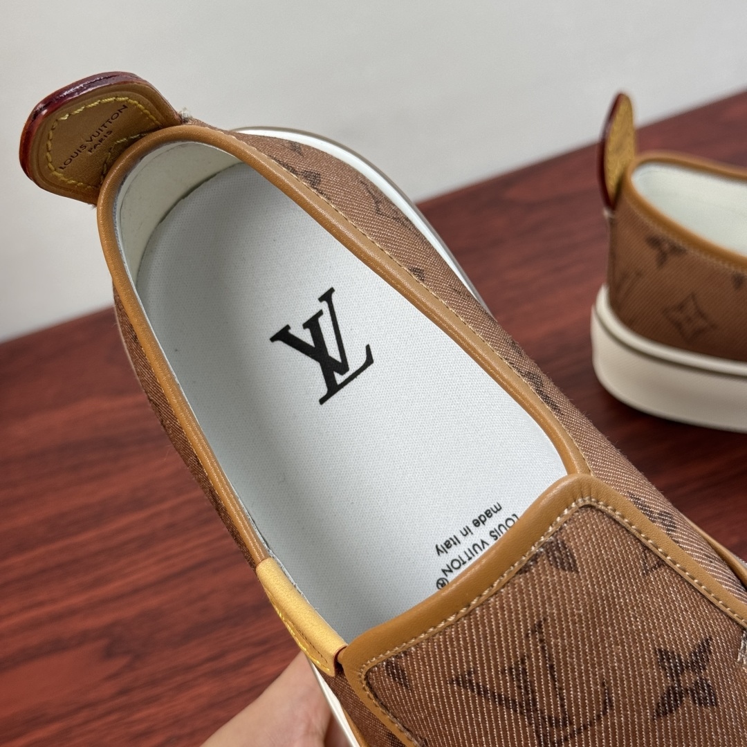 LV 高仿男鞋 棕色 Monogram 印花一腳蹬懶人休閒鞋| 9 LV 高仿男鞋 棕色 Monogram 印花一腳蹬懶人休閒鞋