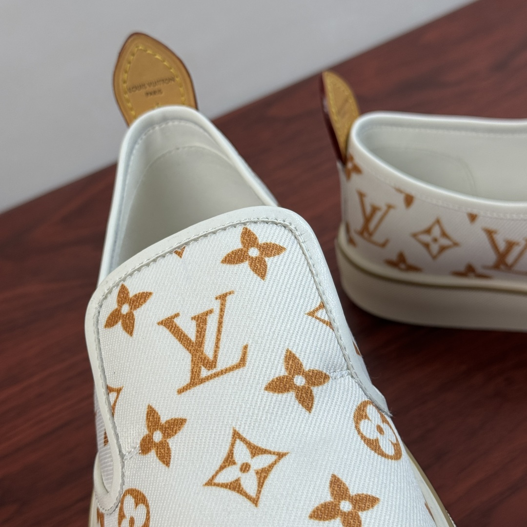 LV 高仿男鞋 白色棕色 Monogram 印花一腳蹬懶人休閒鞋| 9 LV 高仿男鞋 白色棕色 Monogram 印花一腳蹬懶人休閒鞋