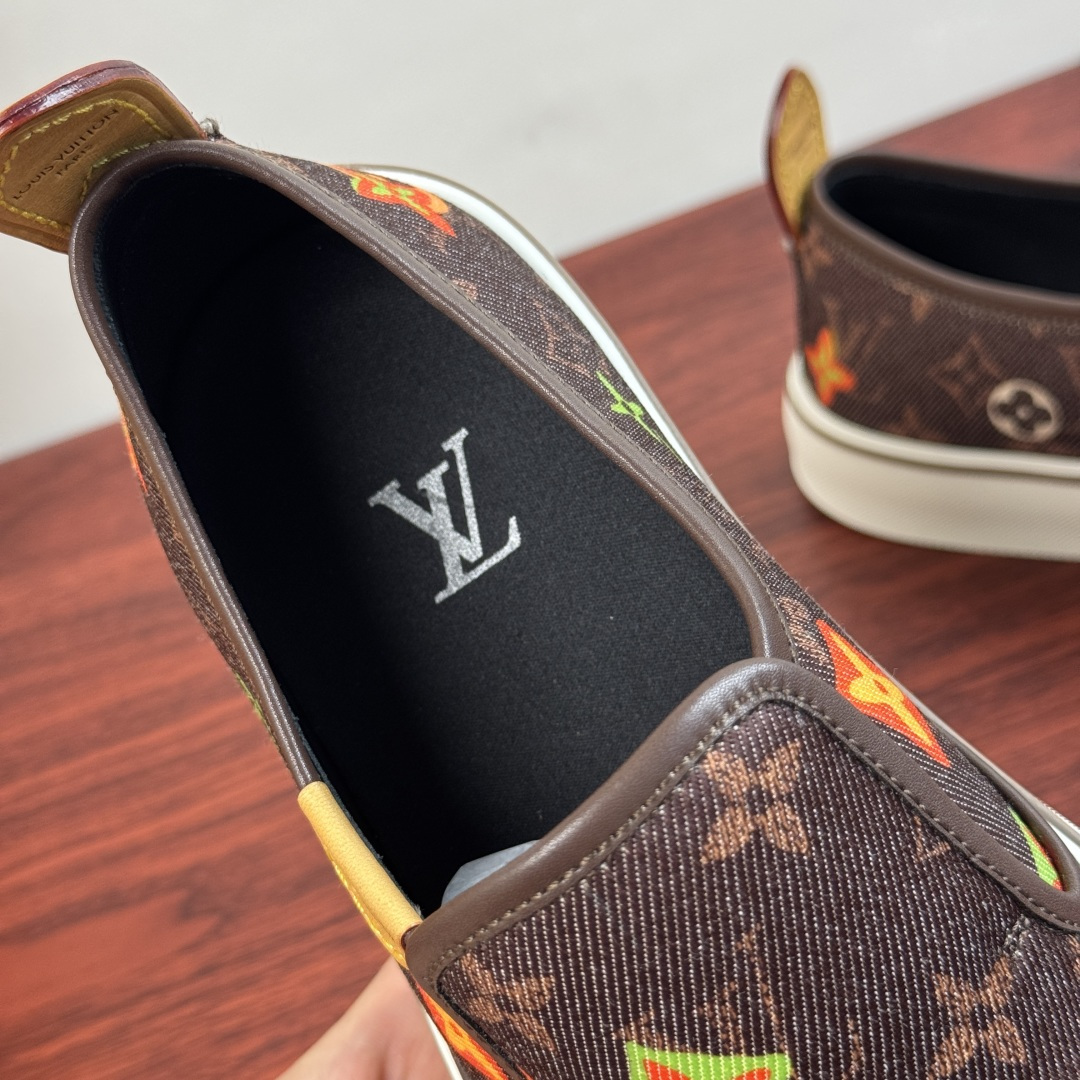 LV 一比一男鞋 棕色彩色 Monogram 印花一腳蹬休閒鞋| 9 LV 一比一男鞋 棕色彩色 Monogram 印花一腳蹬休閒鞋