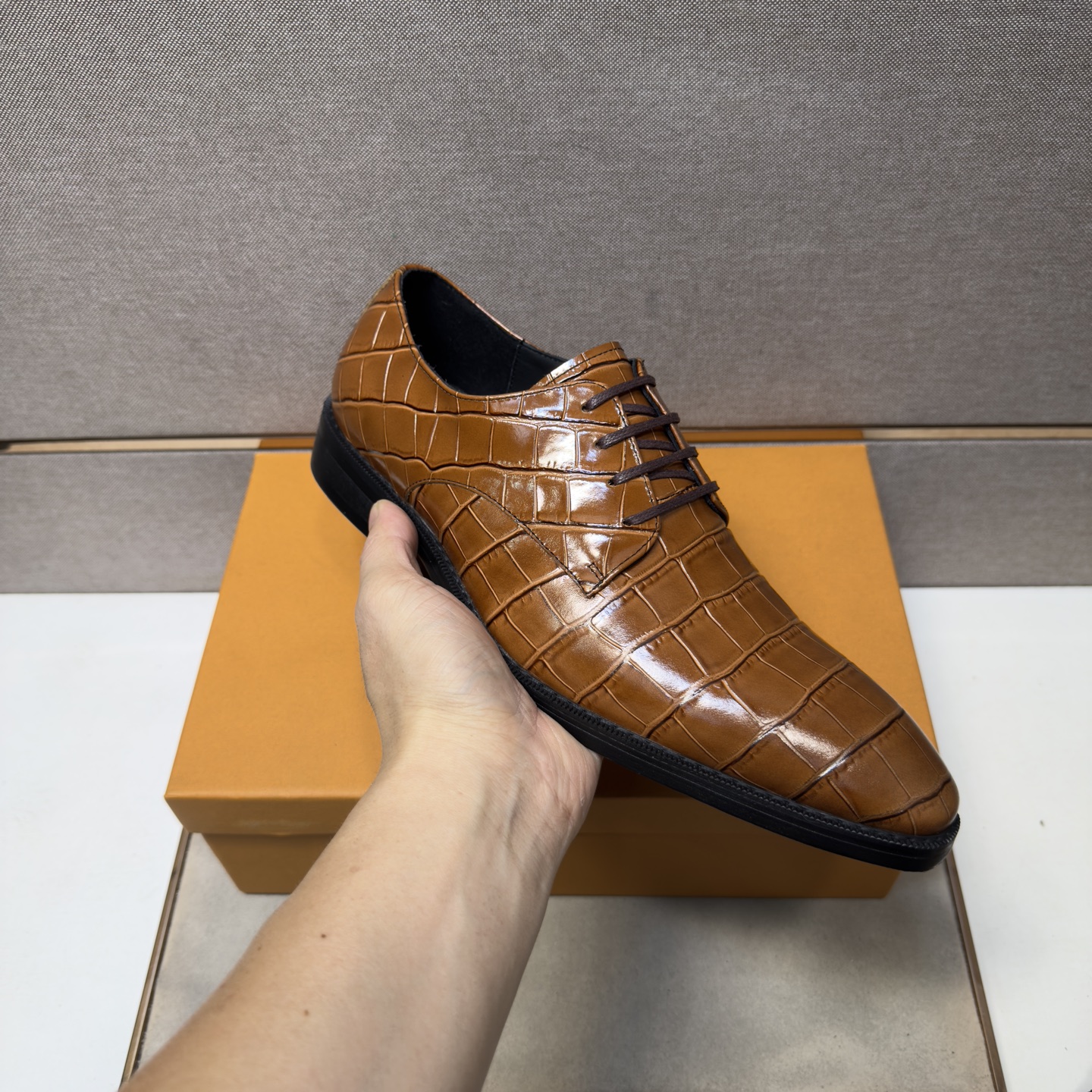 LV A貨男鞋 焦糖棕鱷魚紋繫帶尖頭商務正裝皮鞋| 8 LV A貨男鞋 焦糖棕鱷魚紋繫帶尖頭商務正裝皮鞋