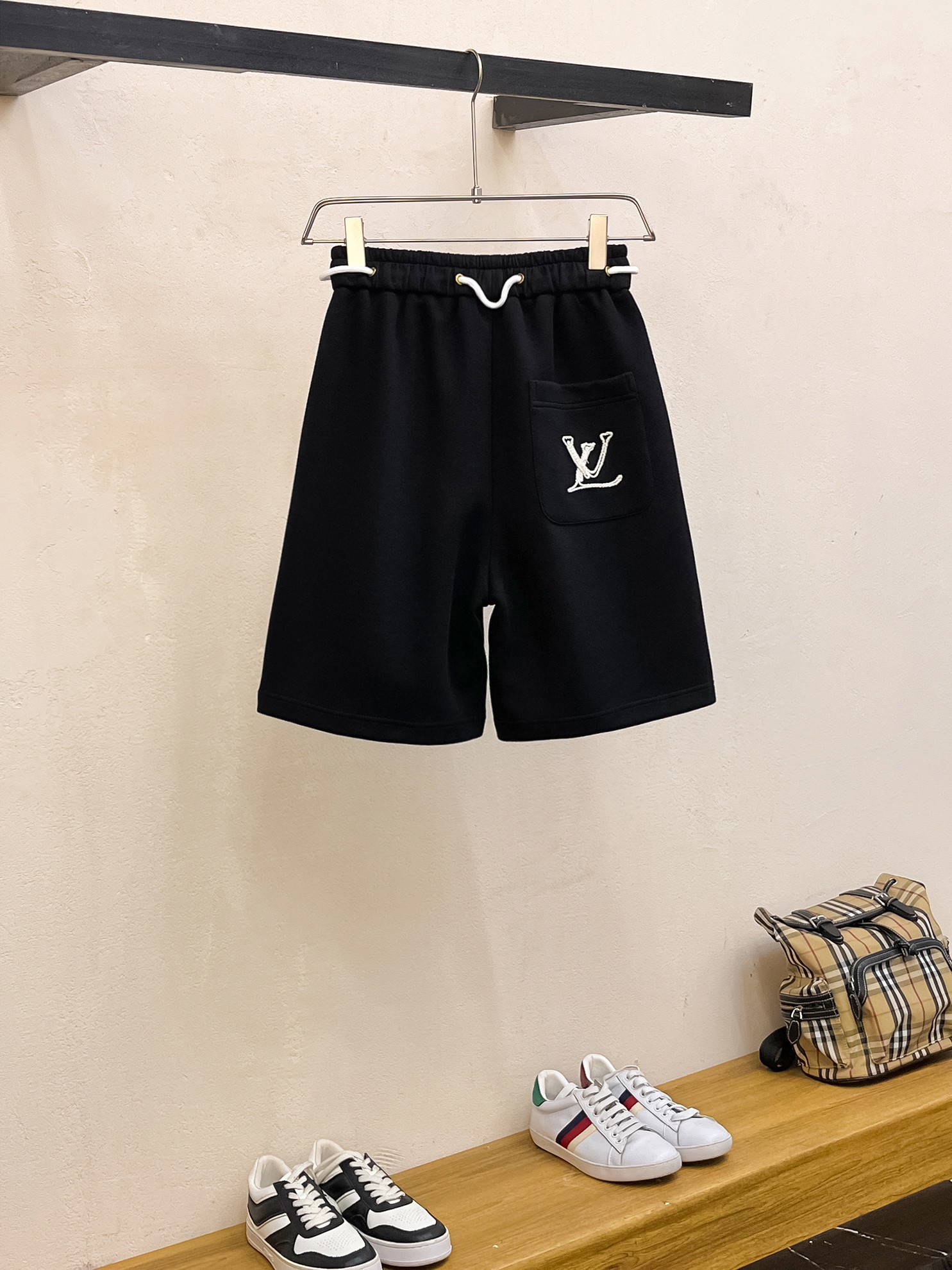 高仿LV男士休閒短褲 黑色抽繩刺繡Logo運動五分褲