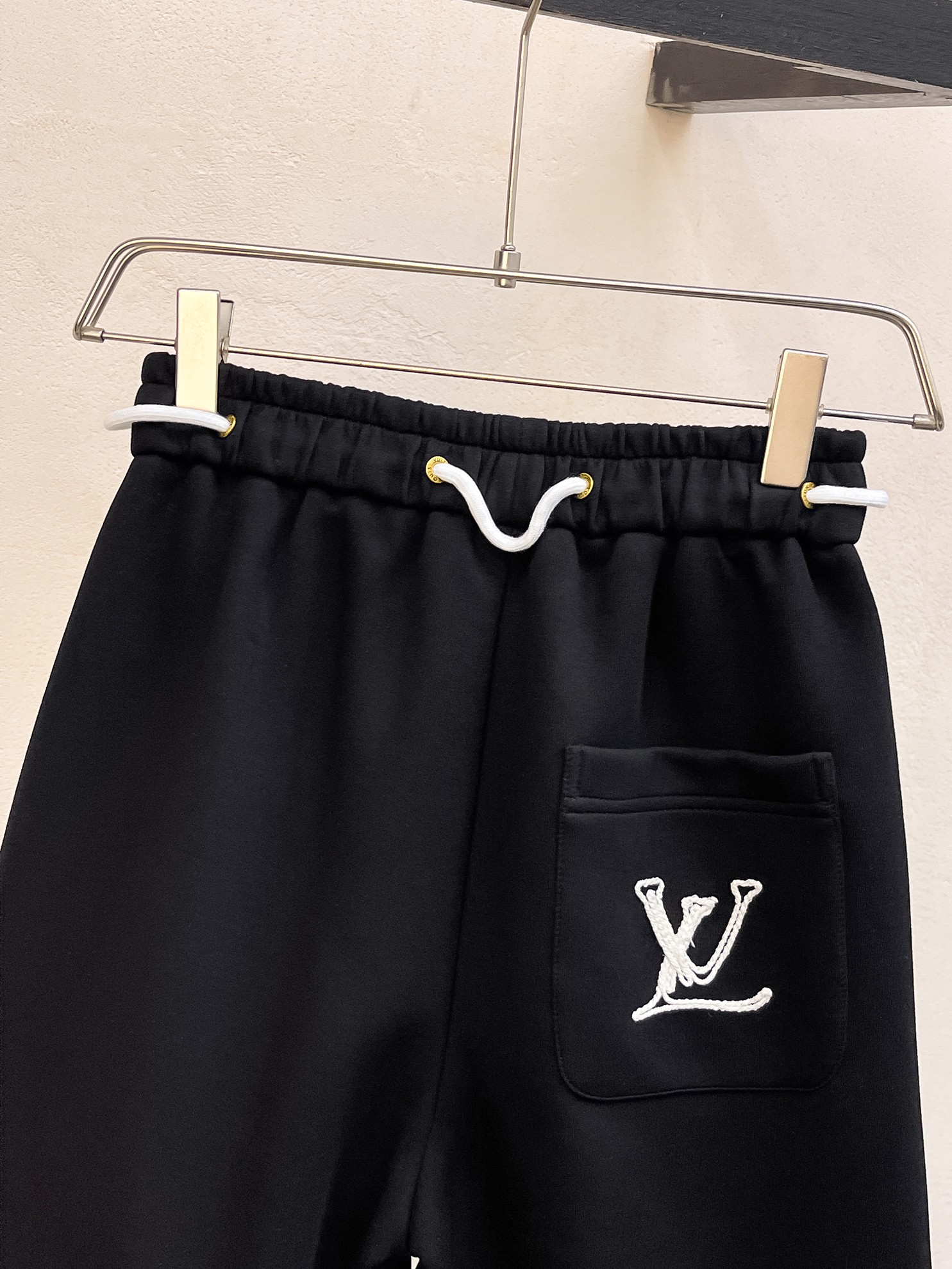 高仿LV男士休閒短褲 黑色抽繩刺繡Logo運動五分褲
