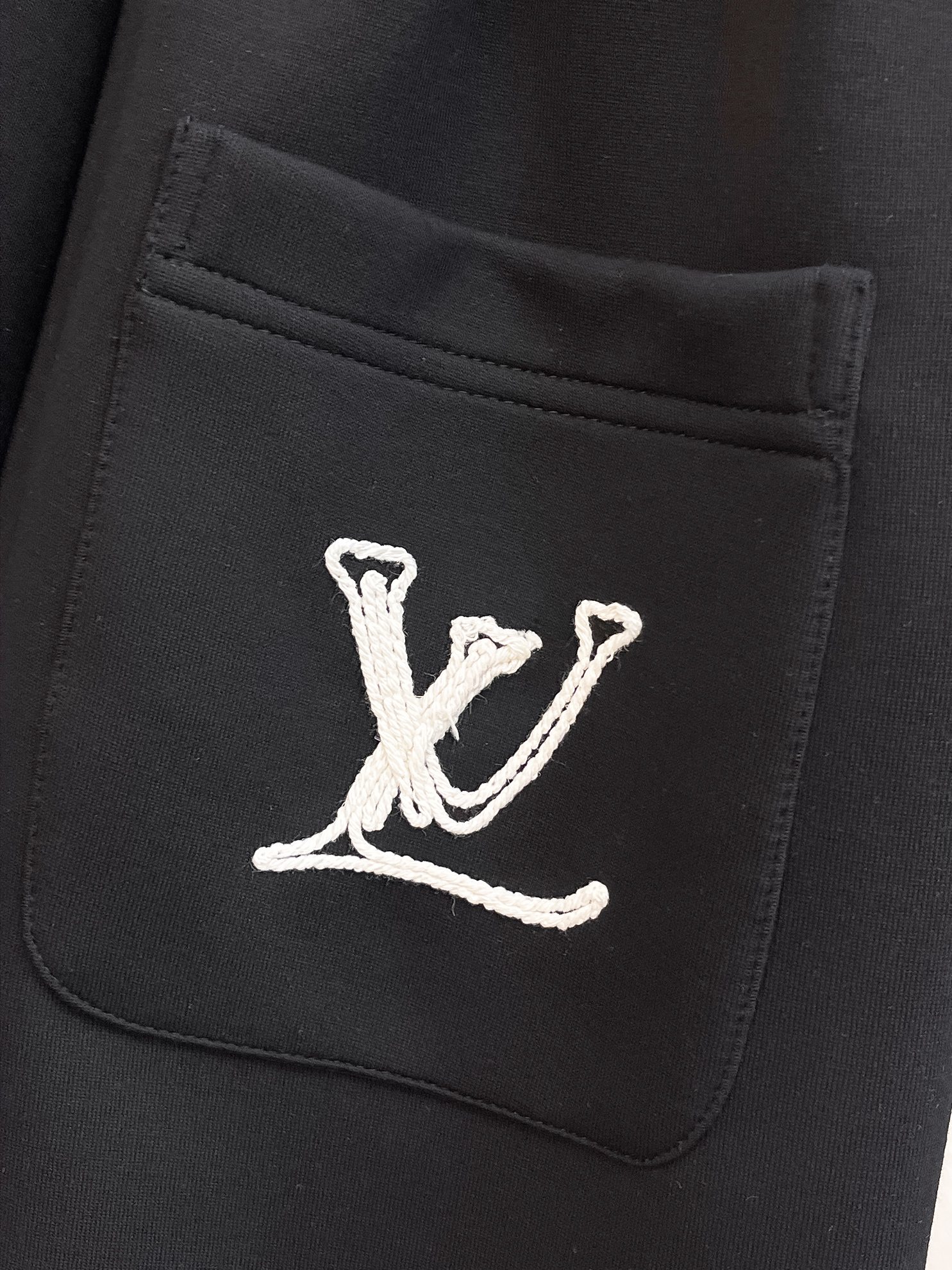 高仿LV男士休閒短褲 黑色抽繩刺繡Logo運動五分褲
