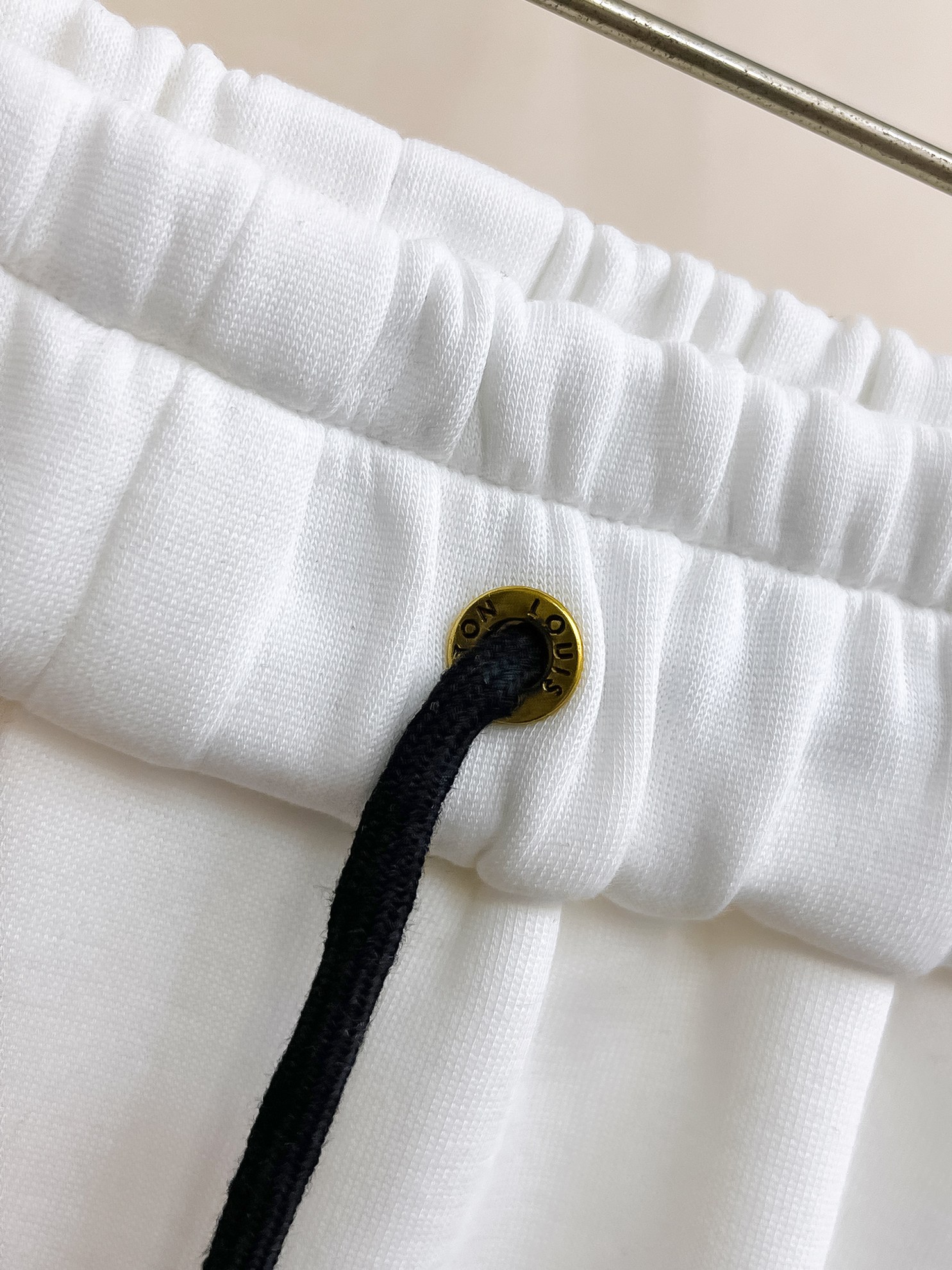 原單LV男士休閒短褲 白色抽繩刺繡Logo運動五分褲| 11 原單LV男士休閒短褲 白色抽繩刺繡Logo運動五分褲