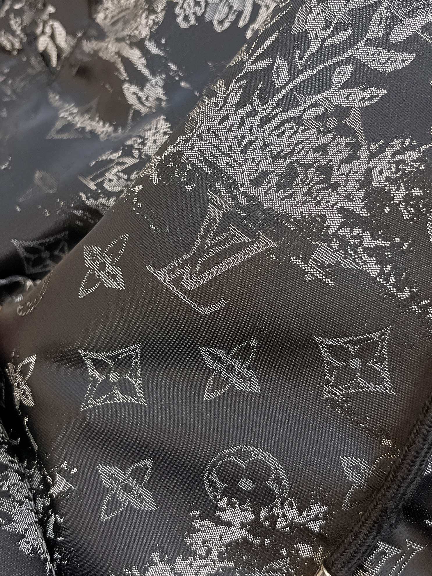 高仿LV男士短褲 黑灰色Monogram花卉滿版印花休閒五分褲| 16 高仿LV男士短褲 黑灰色Monogram花卉滿版印花休閒五分褲