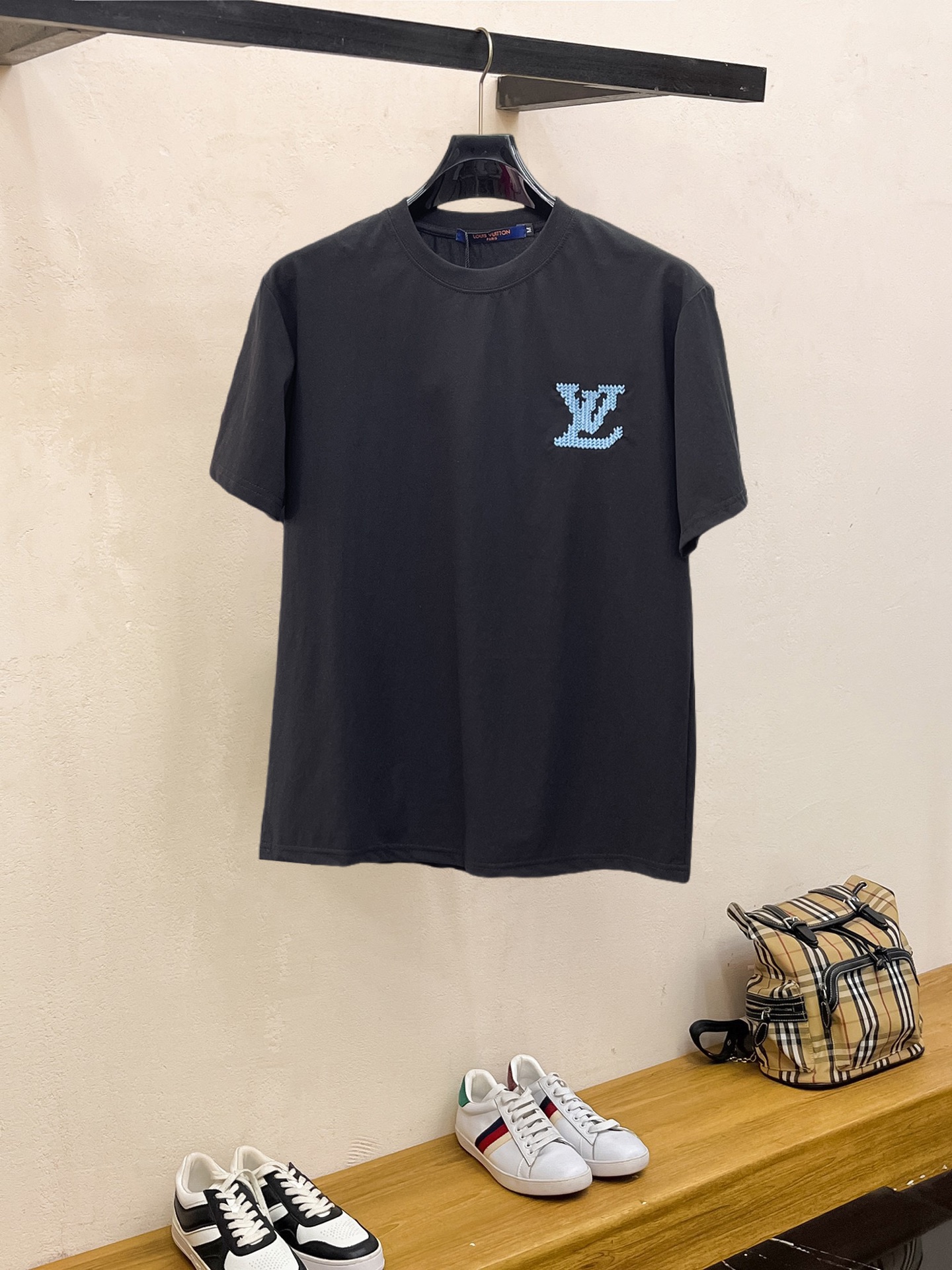 原單LV短袖T恤 黑色藍色LV字母Logo刺繡休閒圓領男裝