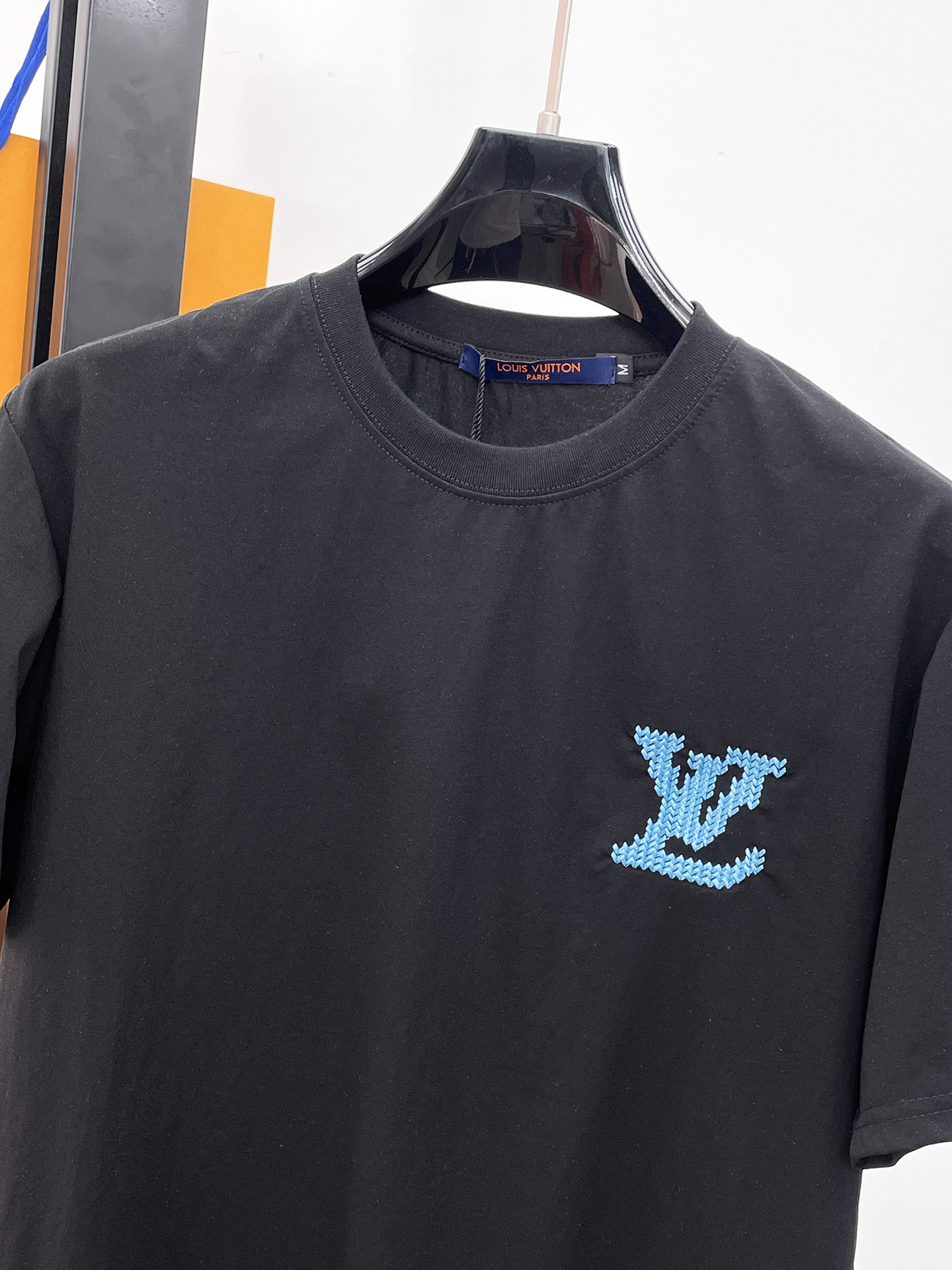 原單LV短袖T恤 黑色藍色LV字母Logo刺繡休閒圓領男裝| 11 原單LV短袖T恤 黑色藍色LV字母Logo刺繡休閒圓領男裝