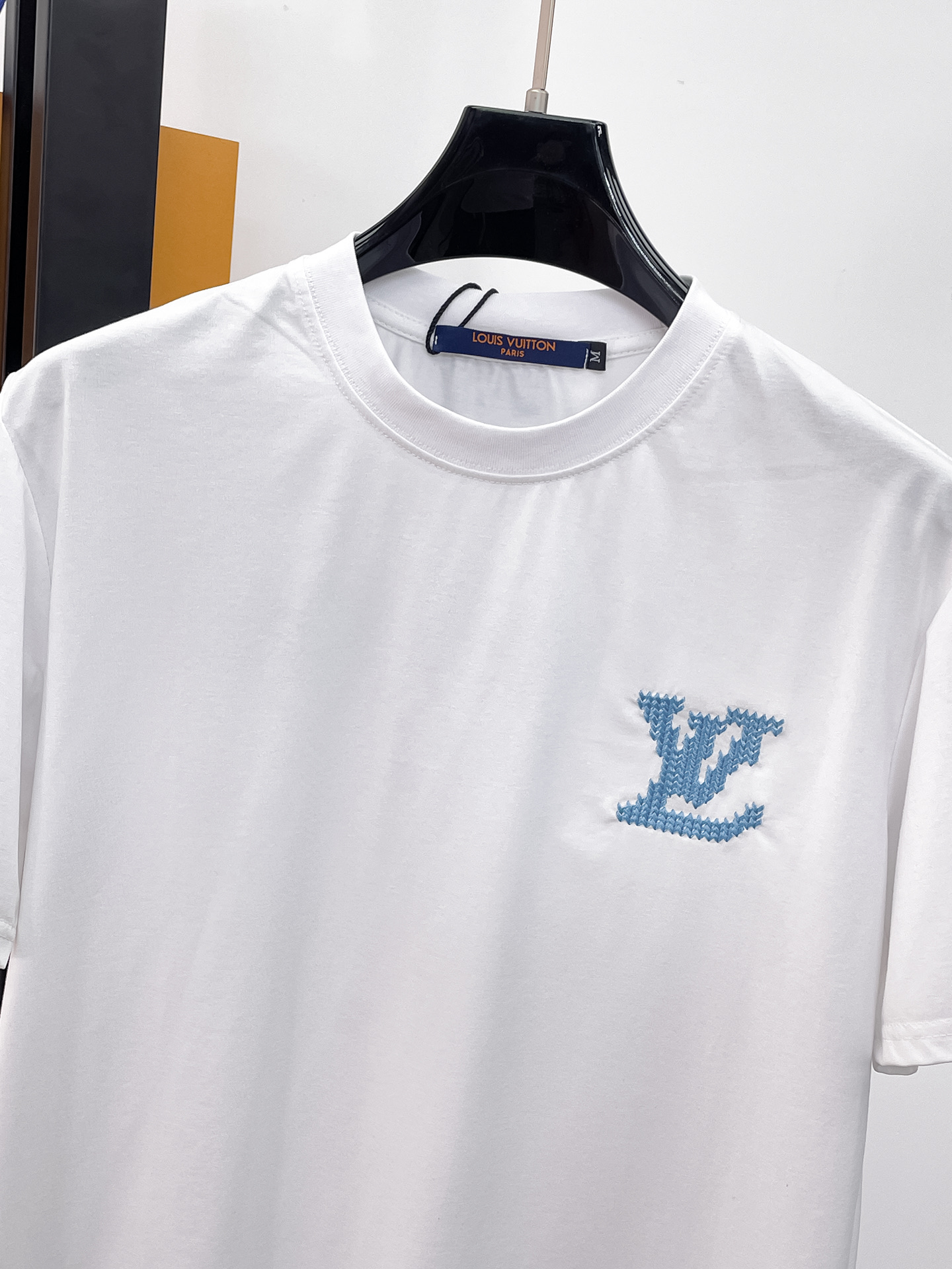 一比一LV短袖T恤 白色藍色LV字母Logo刺繡休閒男士短T| 13 一比一LV短袖T恤 白色藍色LV字母Logo刺繡休閒男士短T