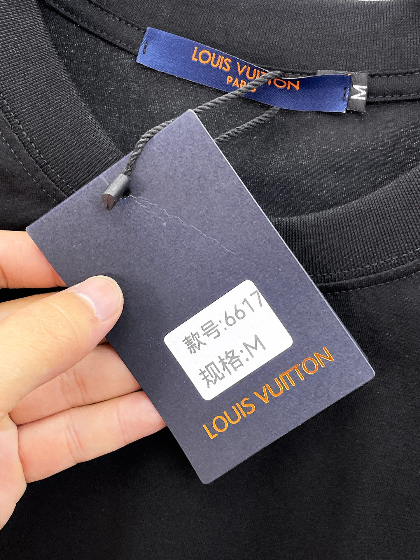 高仿LV短袖T恤 黑色LV Lovers字母Logo刺繡圓領休閒男裝| 16 高仿LV短袖T恤 黑色LV Lovers字母Logo刺繡圓領休閒男裝