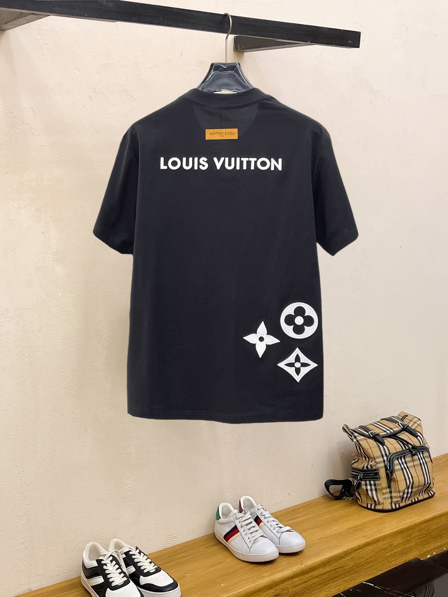 高仿LV短袖T恤 黑色LV Lovers字母Logo刺繡圓領休閒男裝| 14 高仿LV短袖T恤 黑色LV Lovers字母Logo刺繡圓領休閒男裝