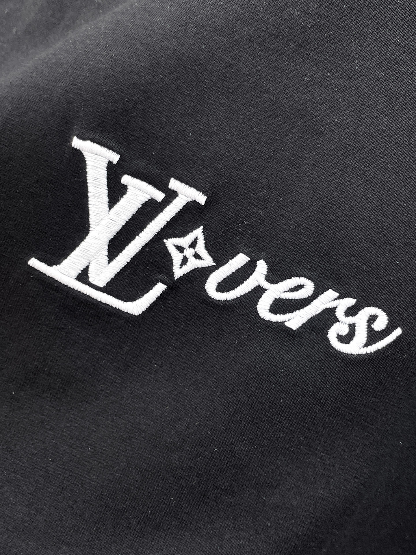 高仿LV短袖T恤 黑色LV Lovers字母Logo刺繡圓領休閒男裝| 10 高仿LV短袖T恤 黑色LV Lovers字母Logo刺繡圓領休閒男裝