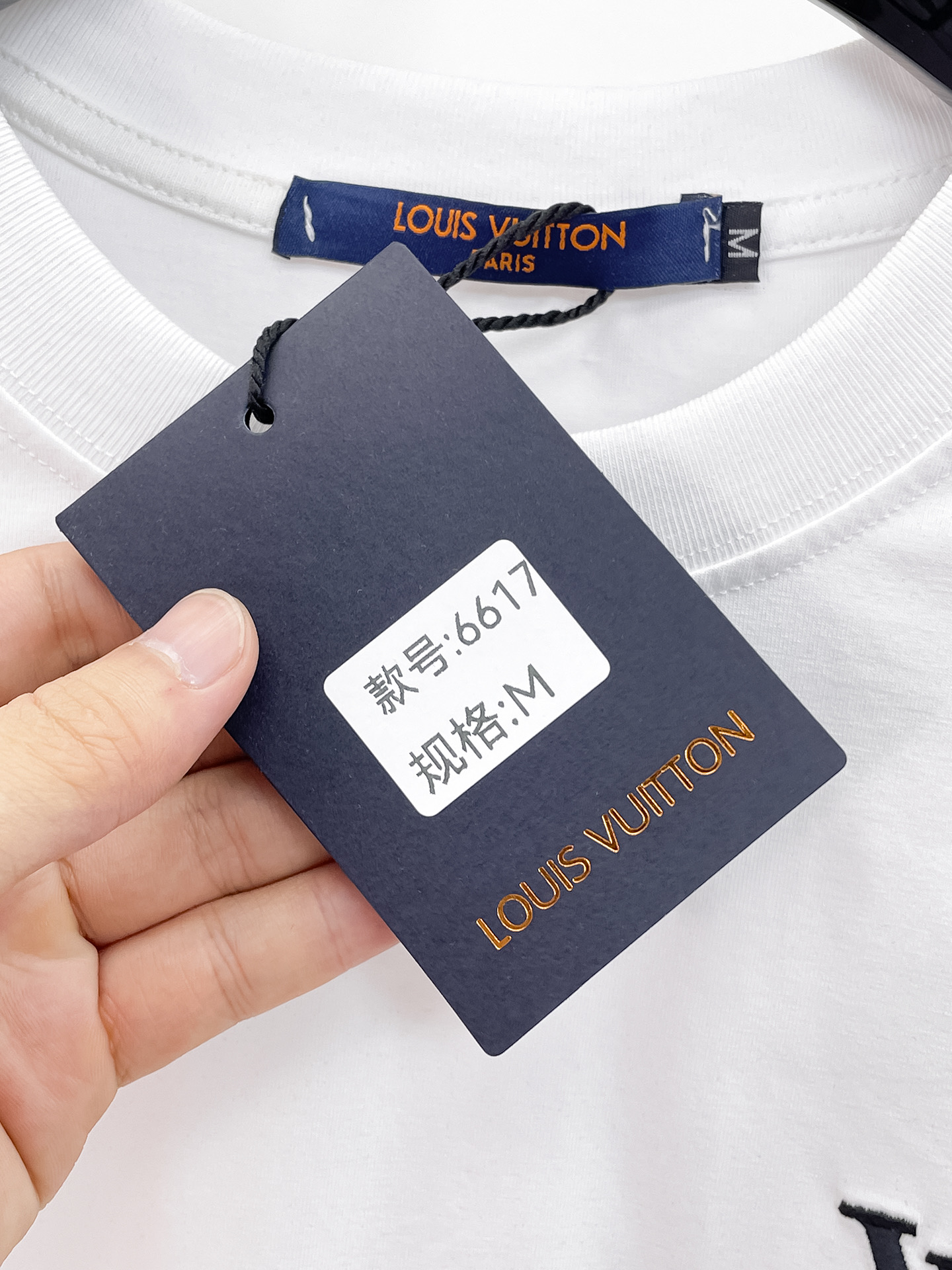 原單LV短袖T恤 白色LV Lovers字母Logo刺繡男女休閒短T| 15 原單LV短袖T恤 白色LV Lovers字母Logo刺繡男女休閒短T