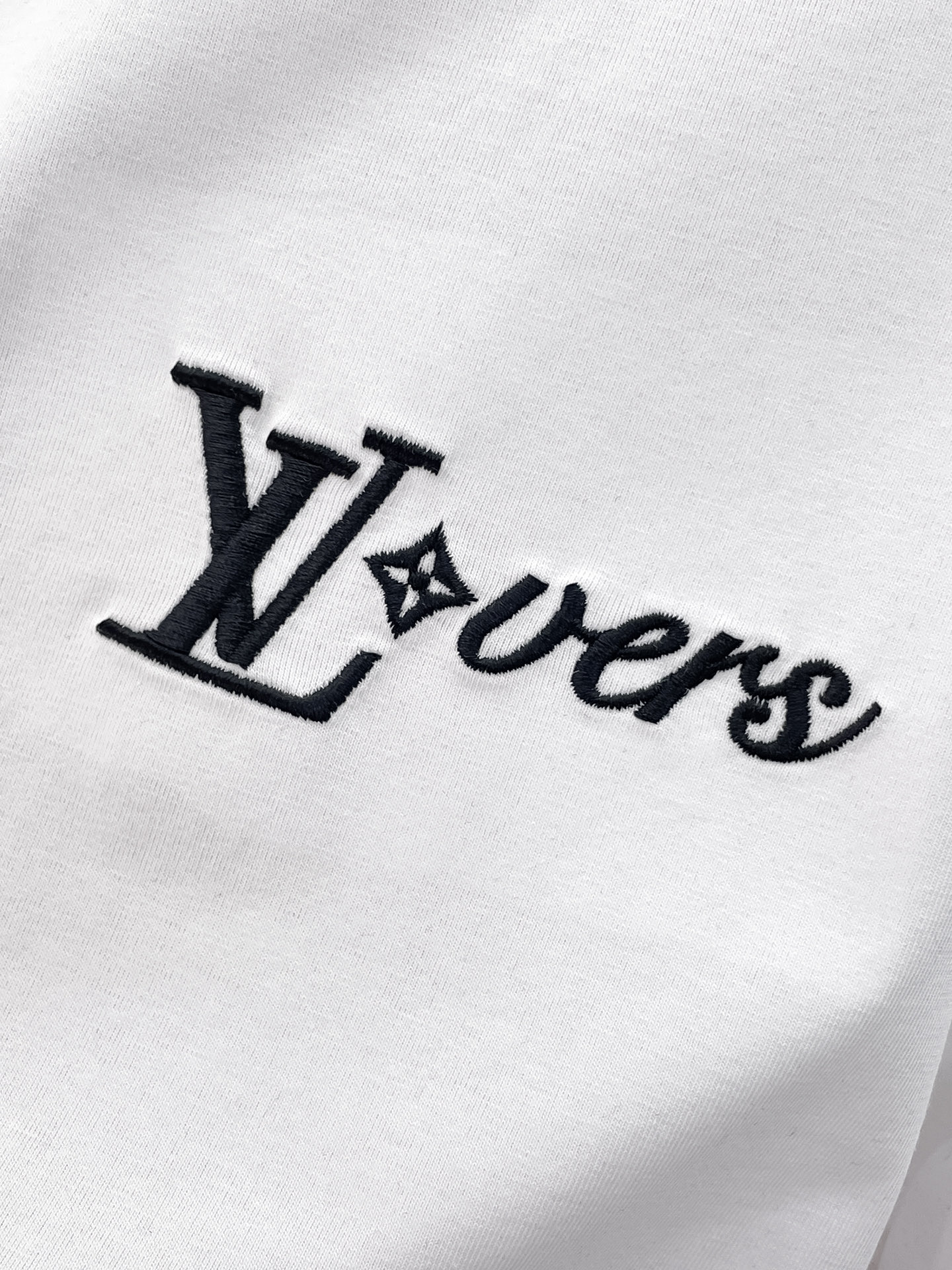 原單LV短袖T恤 白色LV Lovers字母Logo刺繡男女休閒短T| 9 原單LV短袖T恤 白色LV Lovers字母Logo刺繡男女休閒短T