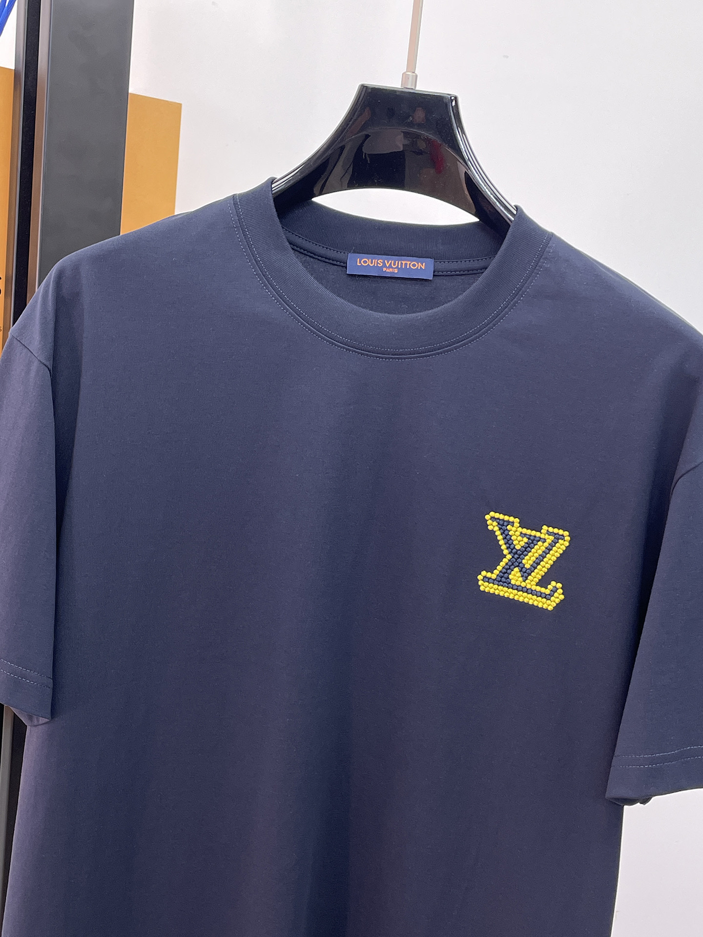 高仿LV短袖T恤 藏藍色黃色LV Logo裝飾休閒圓領男裝| 13 高仿LV短袖T恤 藏藍色黃色LV Logo裝飾休閒圓領男裝