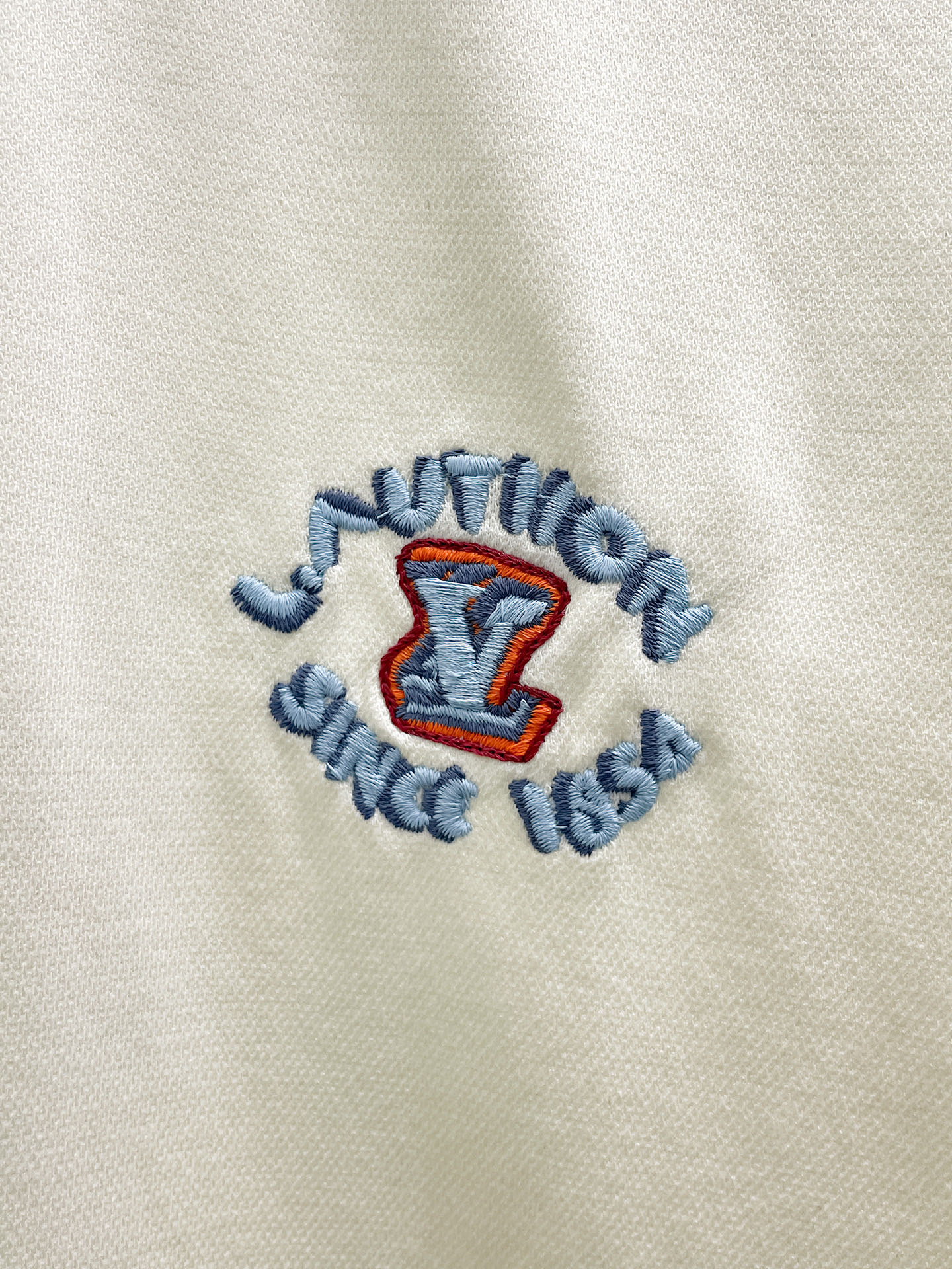 原單LV男士短袖T恤 米白色撞色羅紋領胸前Logo上衣| 7 原單LV男士短袖T恤 米白色撞色羅紋領胸前Logo上衣