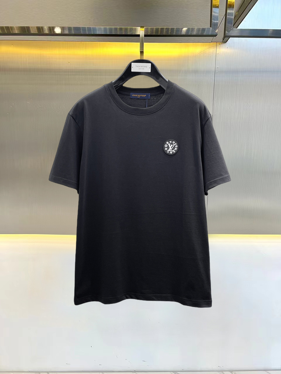 高仿LV男士短袖T恤 黑色胸前圓形Monogram Logo上衣| 3 高仿LV男士短袖T恤 黑色胸前圓形Monogram Logo上衣