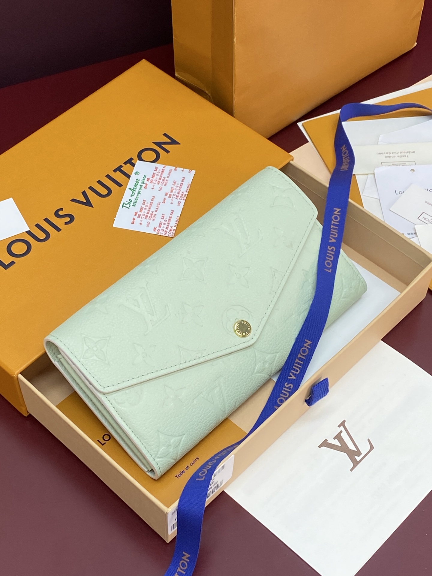 LV高仿女士薄荷綠Monogram Empreinte信封式長夾 壓紋皮革精品錢包| 3 LV高仿女士薄荷綠Monogram Empreinte信封式長夾 壓紋皮革精品錢包