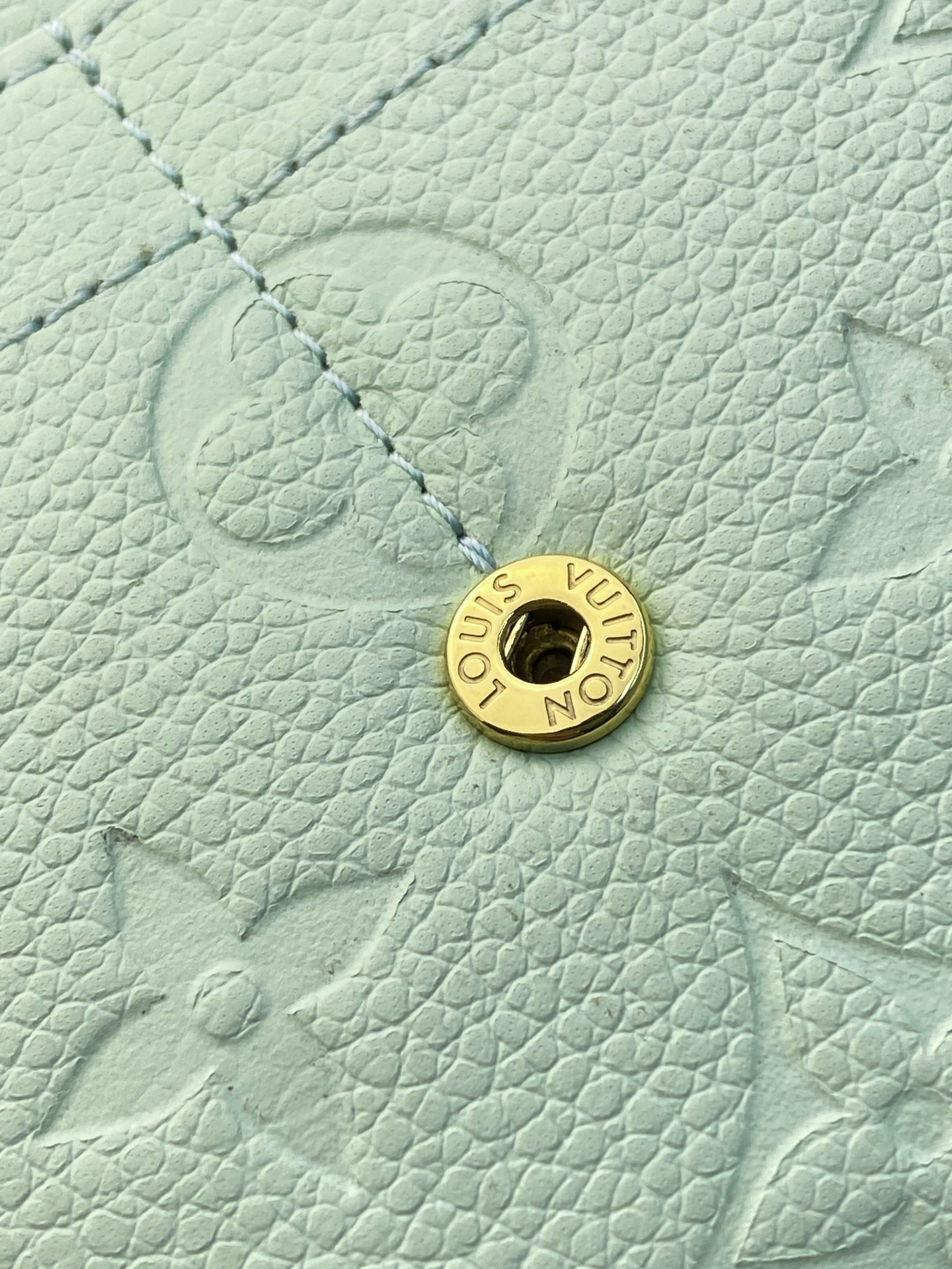 LV高仿女士薄荷綠Monogram Empreinte信封式長夾 壓紋皮革精品錢包| 17 LV高仿女士薄荷綠Monogram Empreinte信封式長夾 壓紋皮革精品錢包