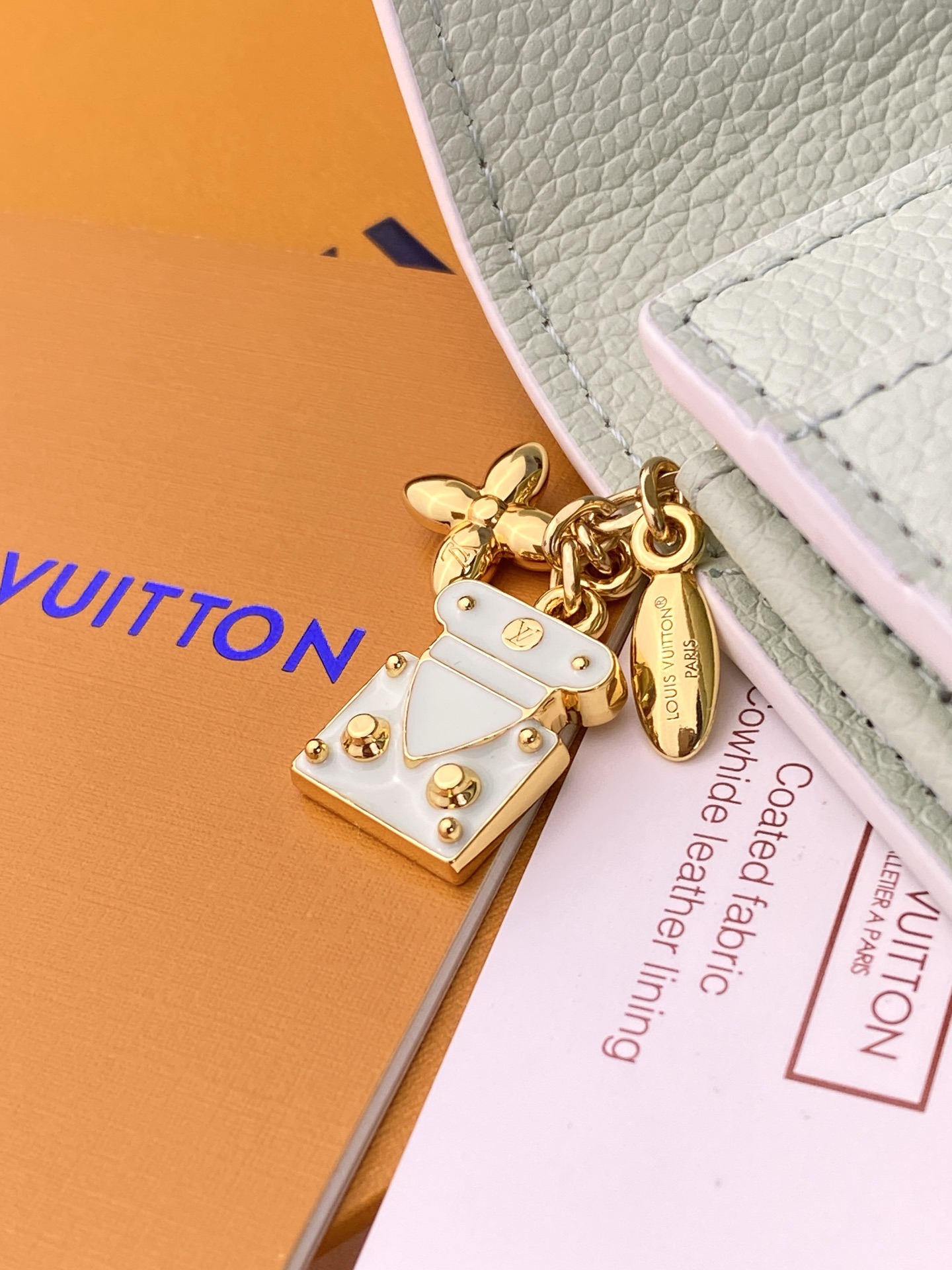 LV高仿女士薄荷綠Monogram Empreinte信封式長夾 壓紋皮革精品錢包| 16 LV高仿女士薄荷綠Monogram Empreinte信封式長夾 壓紋皮革精品錢包