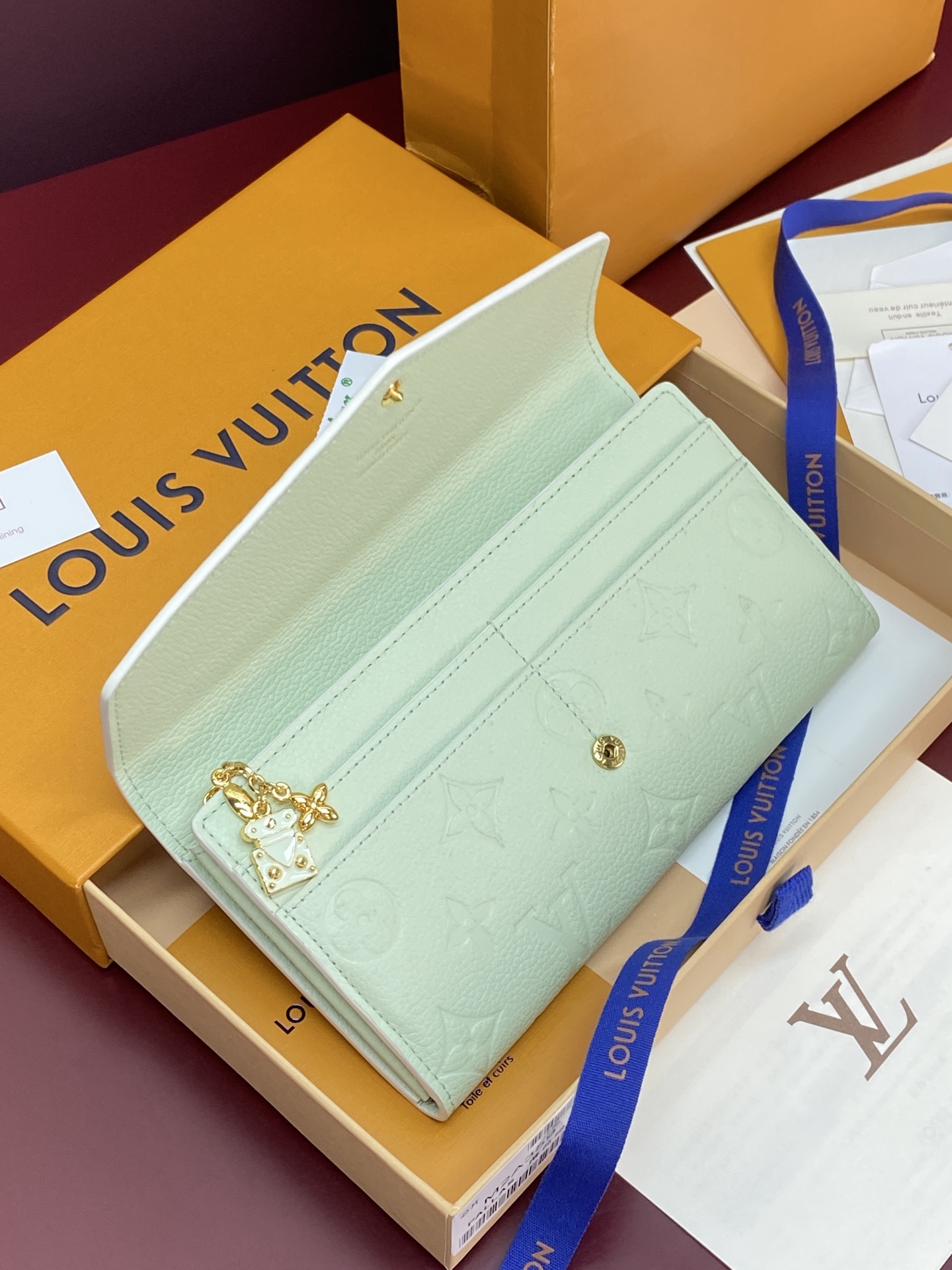 LV高仿女士薄荷綠Monogram Empreinte信封式長夾 壓紋皮革精品錢包| 13 LV高仿女士薄荷綠Monogram Empreinte信封式長夾 壓紋皮革精品錢包