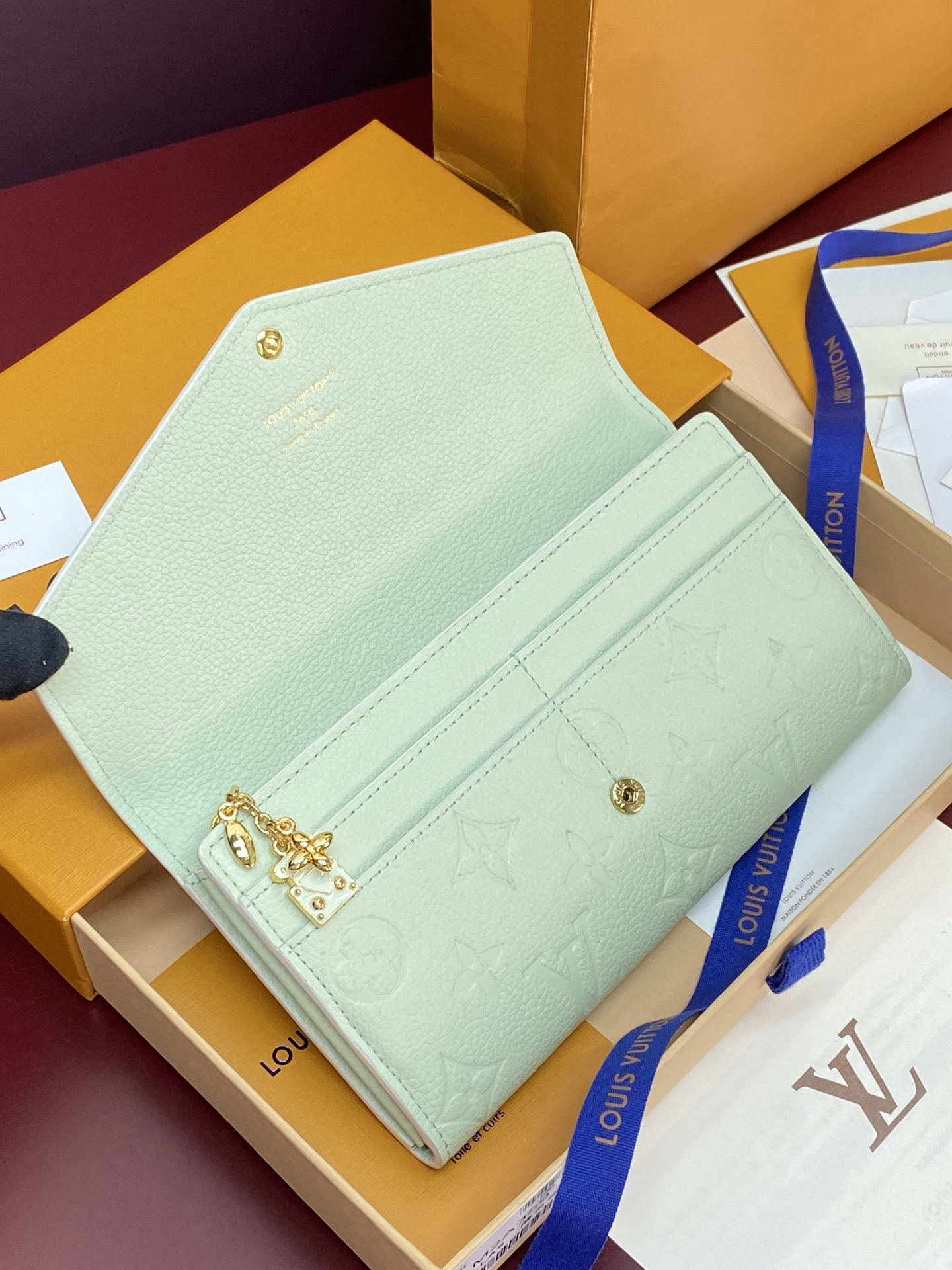 LV高仿女士薄荷綠Monogram Empreinte信封式長夾 壓紋皮革精品錢包| 12 LV高仿女士薄荷綠Monogram Empreinte信封式長夾 壓紋皮革精品錢包