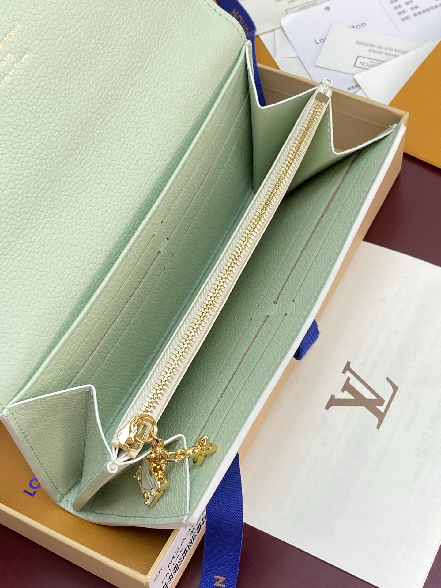 LV高仿女士薄荷綠Monogram Empreinte信封式長夾 壓紋皮革精品錢包| 11 LV高仿女士薄荷綠Monogram Empreinte信封式長夾 壓紋皮革精品錢包