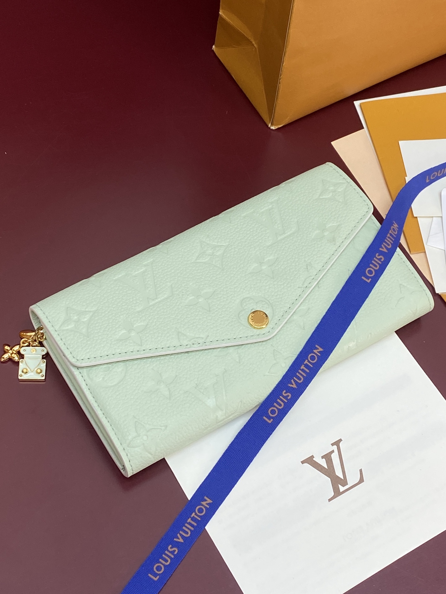 LV高仿女士薄荷綠Monogram Empreinte信封式長夾 壓紋皮革精品錢包| 10 LV高仿女士薄荷綠Monogram Empreinte信封式長夾 壓紋皮革精品錢包