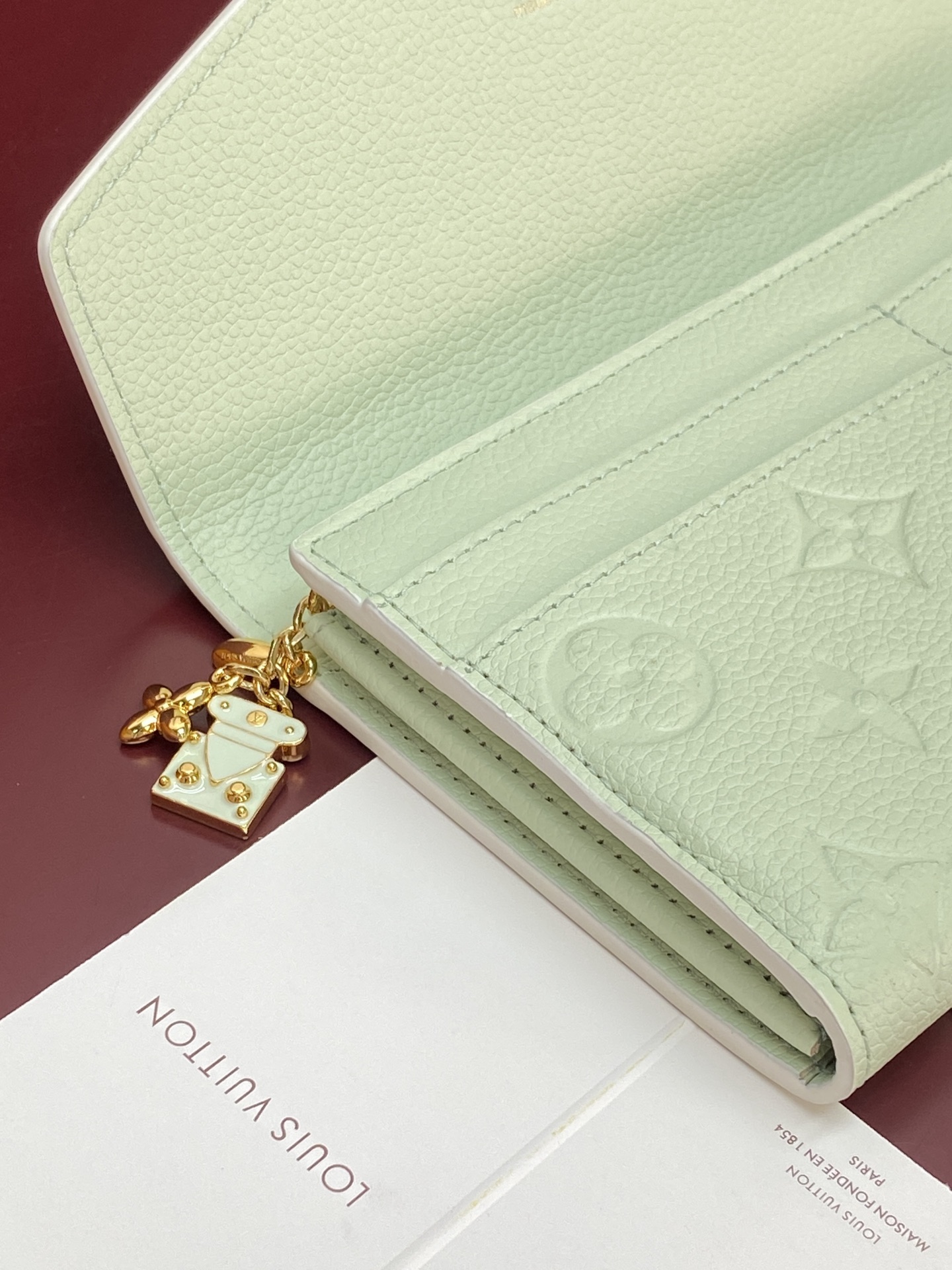 LV高仿女士薄荷綠Monogram Empreinte信封式長夾 壓紋皮革精品錢包| 9 LV高仿女士薄荷綠Monogram Empreinte信封式長夾 壓紋皮革精品錢包