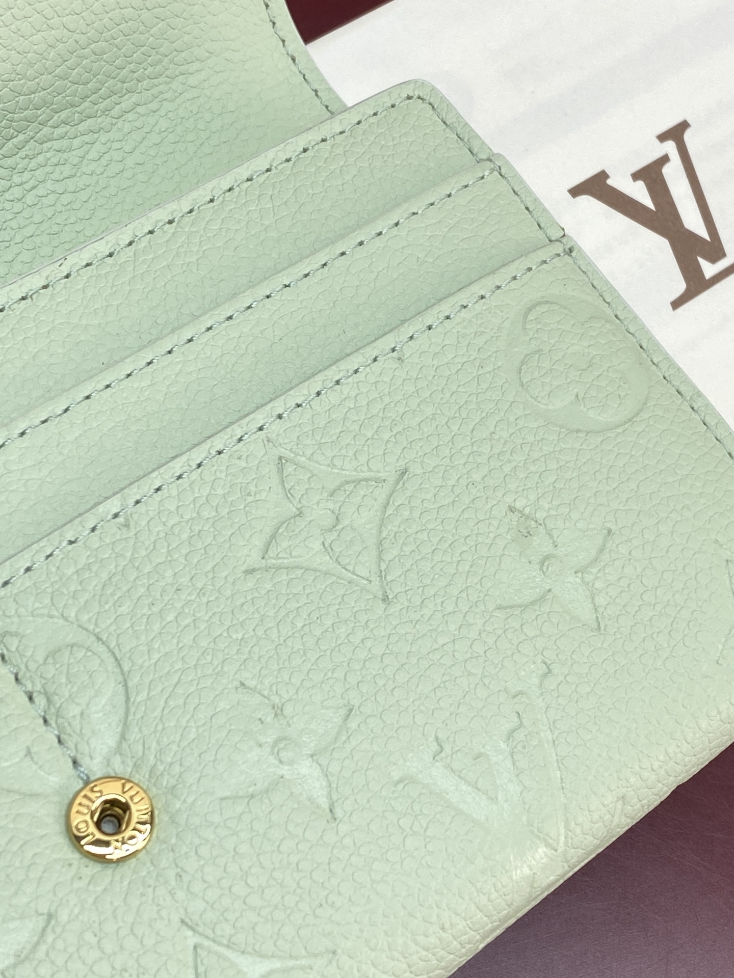 LV高仿女士薄荷綠Monogram Empreinte信封式長夾 壓紋皮革精品錢包| 7 LV高仿女士薄荷綠Monogram Empreinte信封式長夾 壓紋皮革精品錢包