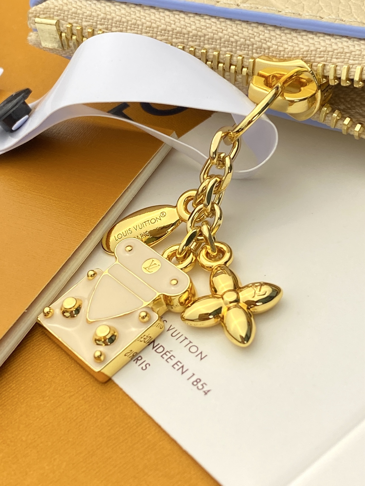 LV復刻女士奶油白Monogram Empreinte拉鍊零錢包 金色鏈條掛扣小包| 16 LV復刻女士奶油白Monogram Empreinte拉鍊零錢包 金色鏈條掛扣小包