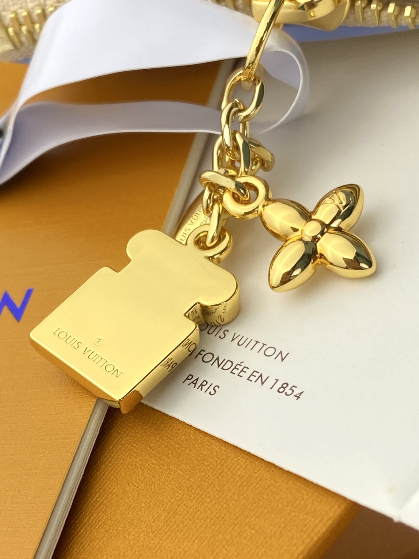 LV復刻女士奶油白Monogram Empreinte拉鍊零錢包 金色鏈條掛扣小包| 15 LV復刻女士奶油白Monogram Empreinte拉鍊零錢包 金色鏈條掛扣小包