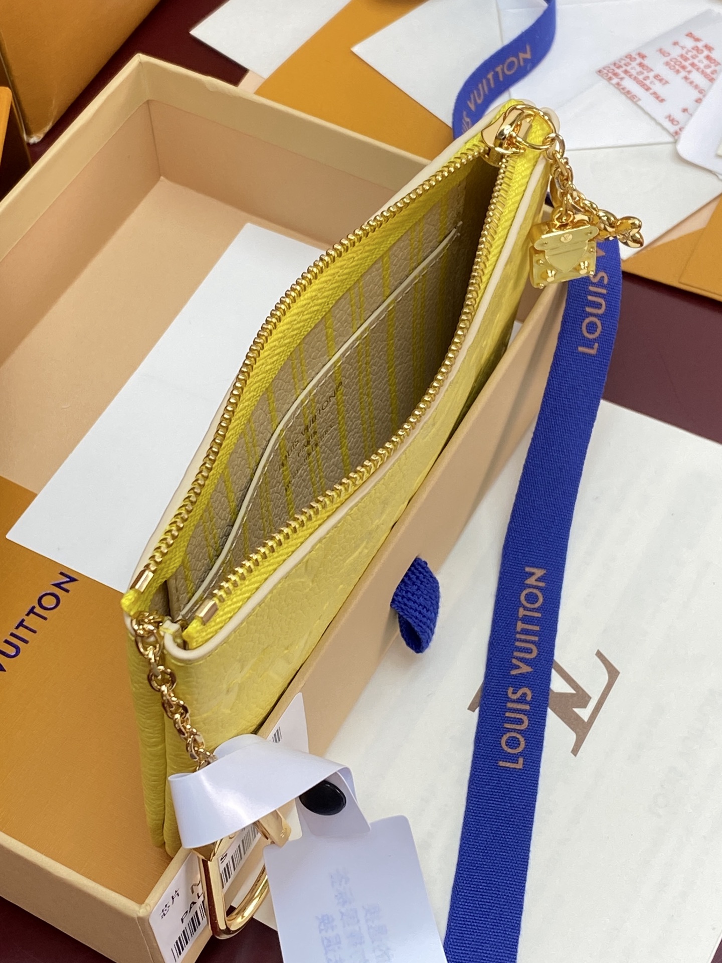 LV高仿女士螢光黃Monogram Empreinte拉鍊零錢包 金色鏈條掛扣小包| 12 LV高仿女士螢光黃Monogram Empreinte拉鍊零錢包 金色鏈條掛扣小包