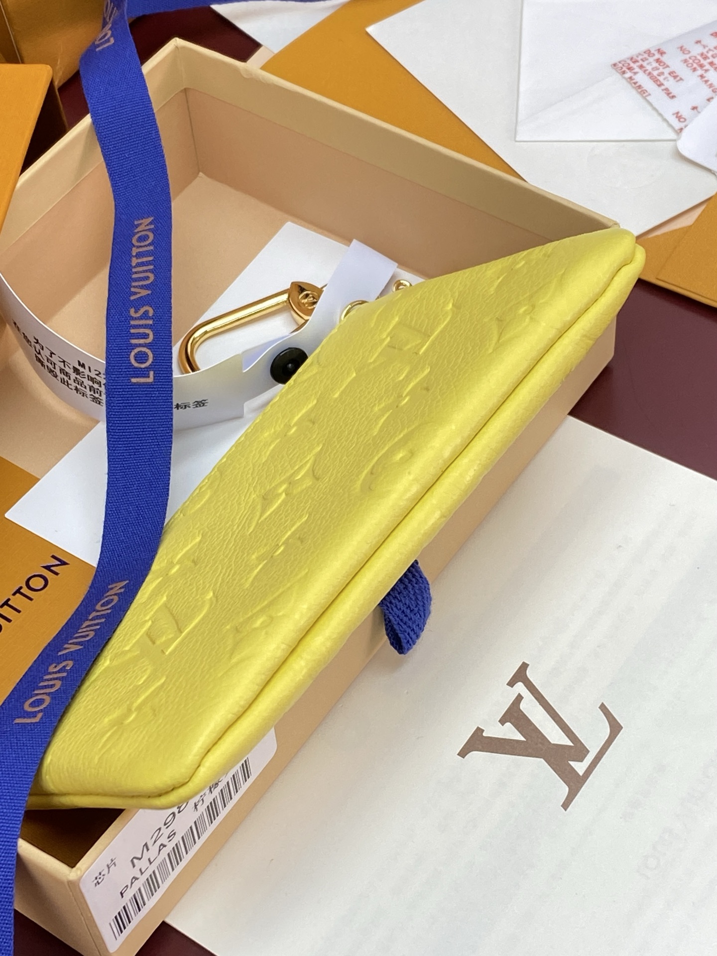 LV高仿女士螢光黃Monogram Empreinte拉鍊零錢包 金色鏈條掛扣小包| 8 LV高仿女士螢光黃Monogram Empreinte拉鍊零錢包 金色鏈條掛扣小包