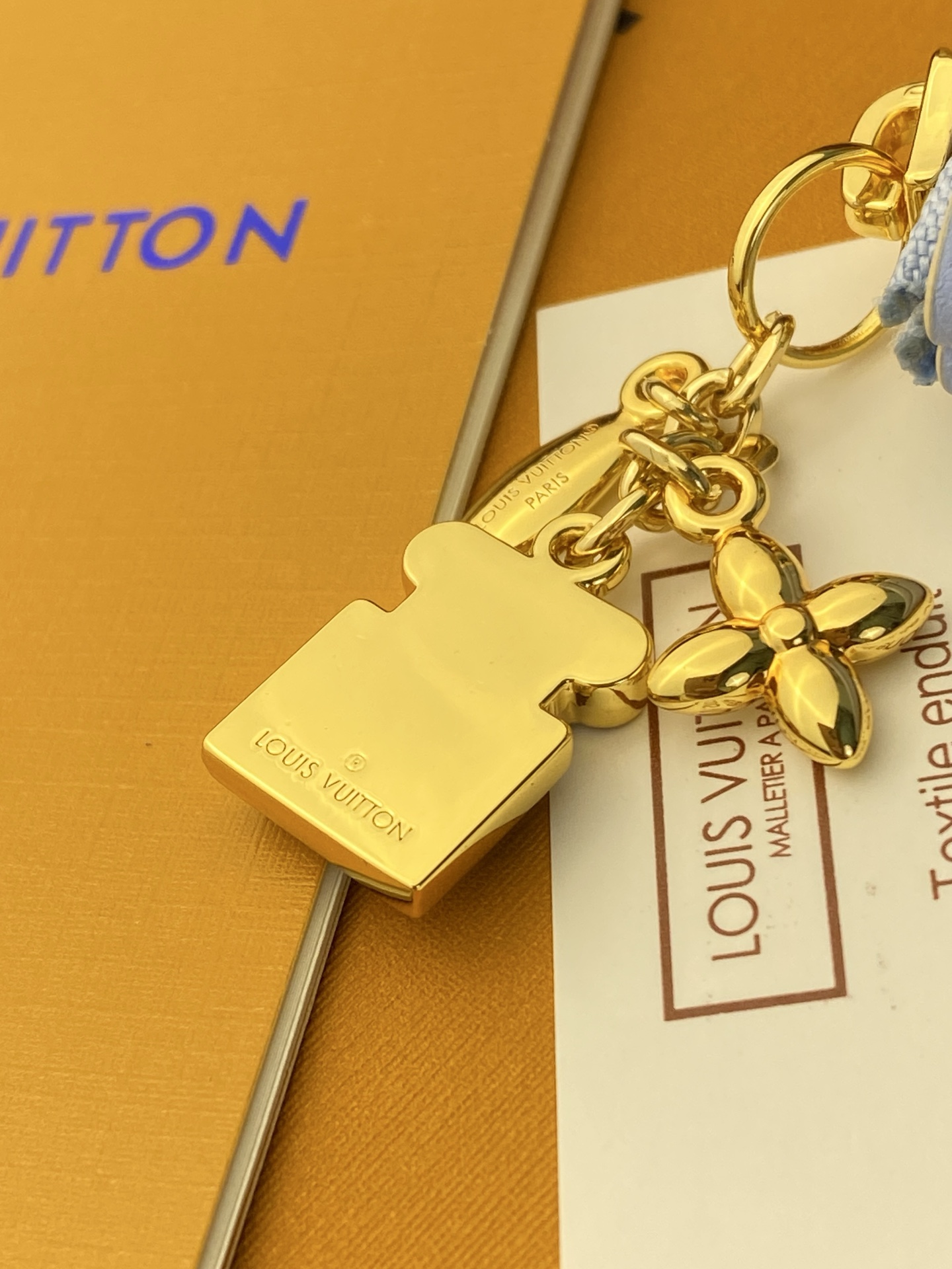 LV高仿 Monogram Empreinte 淺藍色拉鍊零錢包 精緻吊飾款| 15 LV高仿 Monogram Empreinte 淺藍色拉鍊零錢包 精緻吊飾款