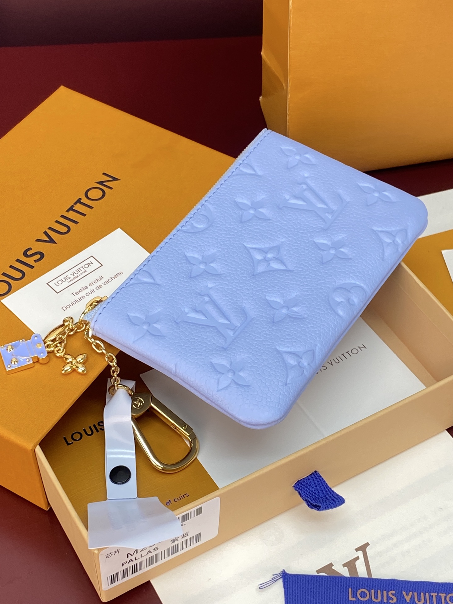LV高仿 Monogram Empreinte 淺藍色拉鍊零錢包 精緻吊飾款| 13 LV高仿 Monogram Empreinte 淺藍色拉鍊零錢包 精緻吊飾款