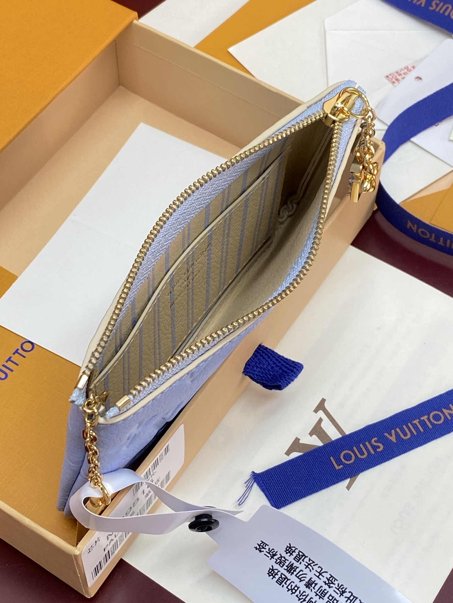 LV高仿 Monogram Empreinte 淺藍色拉鍊零錢包 精緻吊飾款| 12 LV高仿 Monogram Empreinte 淺藍色拉鍊零錢包 精緻吊飾款