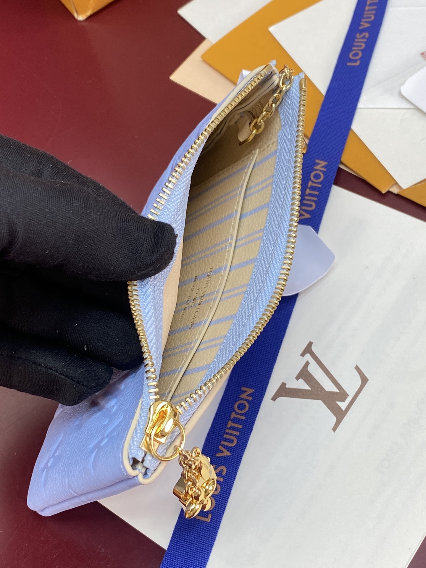 LV高仿 Monogram Empreinte 淺藍色拉鍊零錢包 精緻吊飾款| 10 LV高仿 Monogram Empreinte 淺藍色拉鍊零錢包 精緻吊飾款