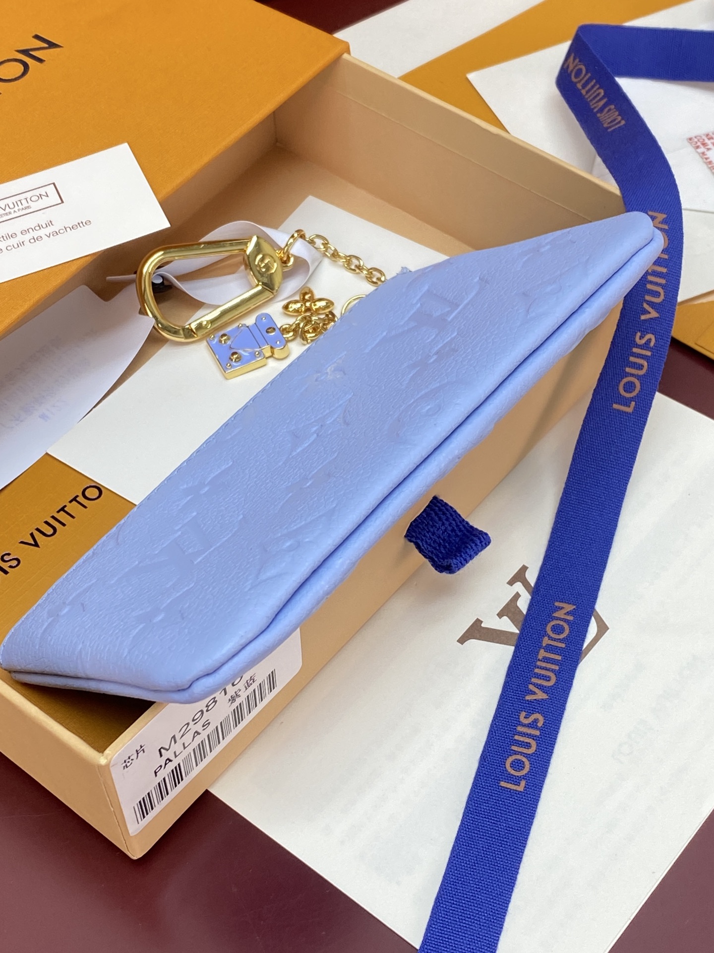 LV高仿 Monogram Empreinte 淺藍色拉鍊零錢包 精緻吊飾款| 8 LV高仿 Monogram Empreinte 淺藍色拉鍊零錢包 精緻吊飾款