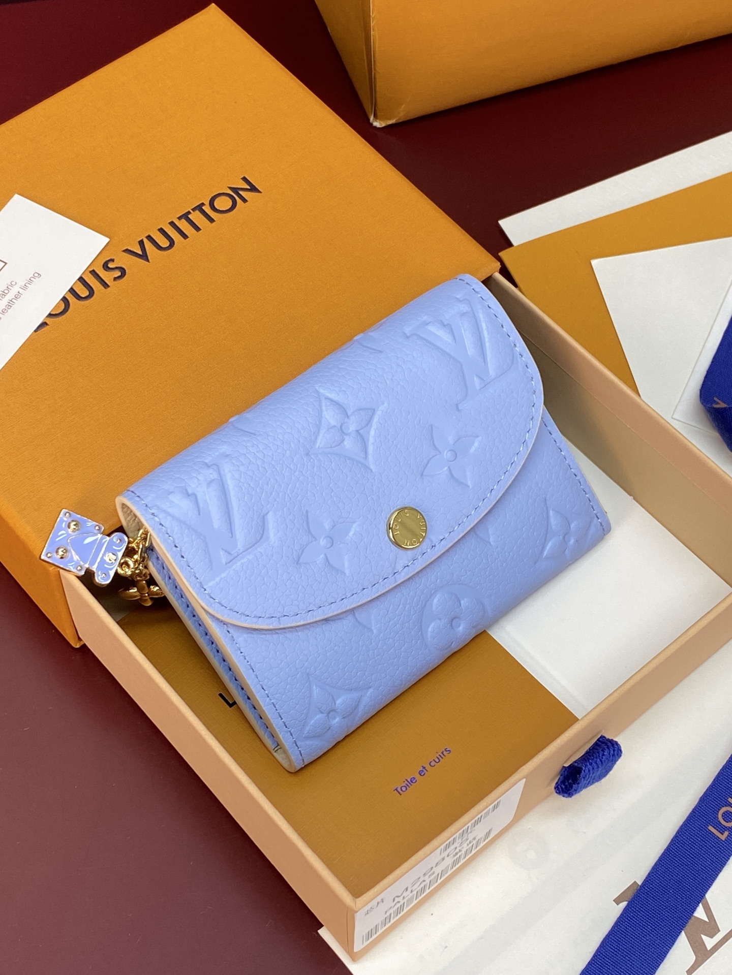 LV高仿 Monogram Empreinte 淺藍色翻蓋短夾 金扣三折錢包| 3 LV高仿 Monogram Empreinte 淺藍色翻蓋短夾 金扣三折錢包
