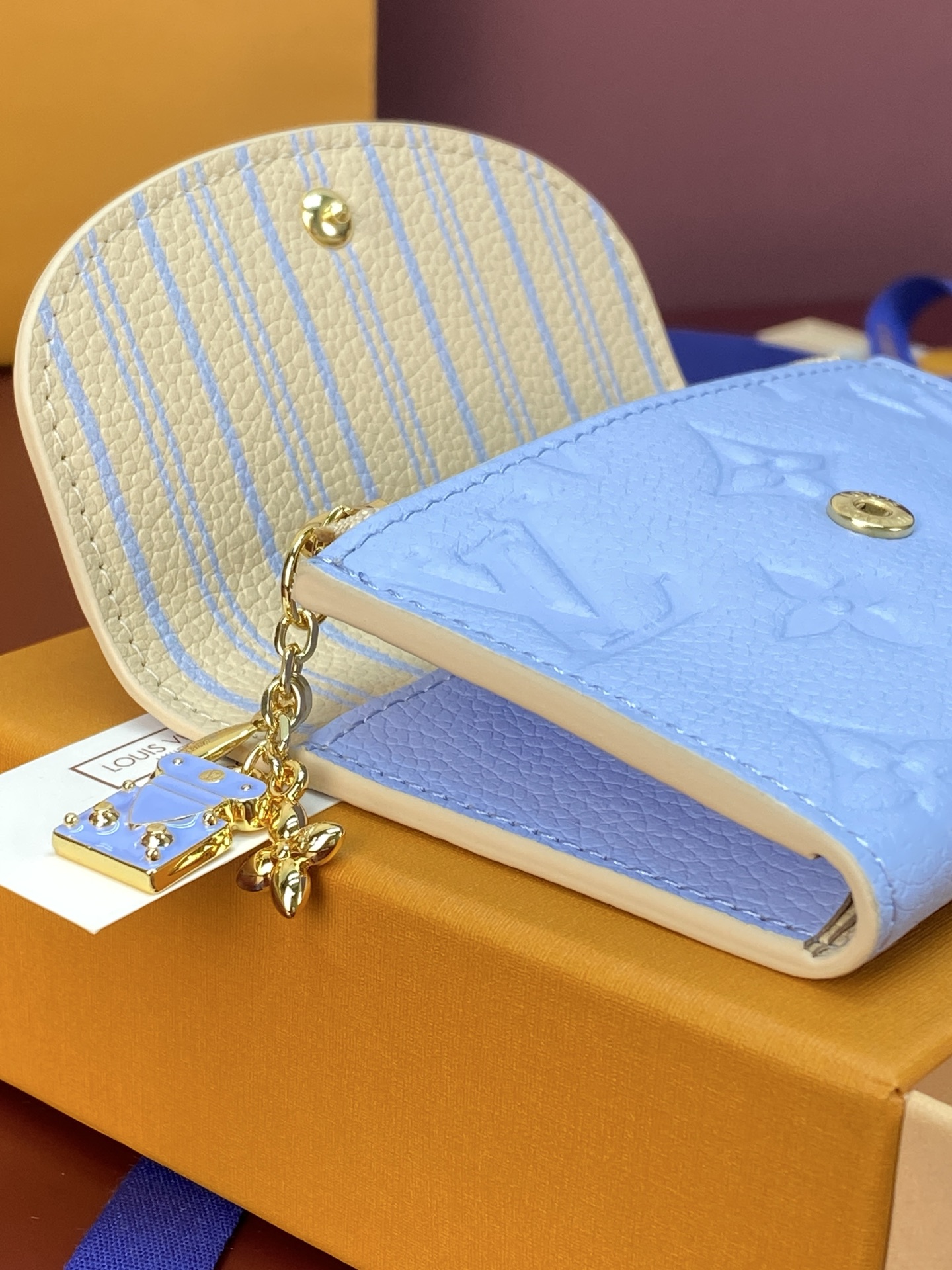 LV高仿 Monogram Empreinte 淺藍色翻蓋短夾 金扣三折錢包| 18 LV高仿 Monogram Empreinte 淺藍色翻蓋短夾 金扣三折錢包