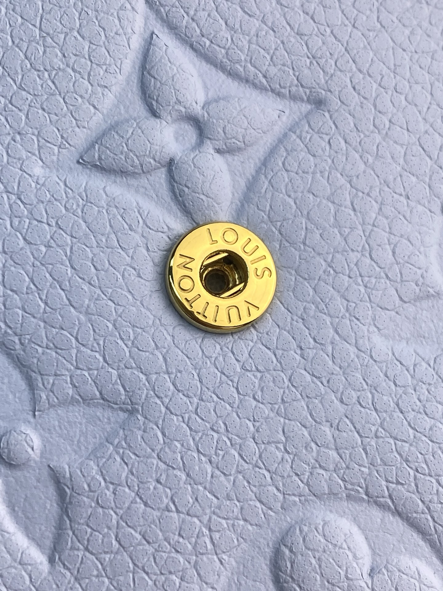 LV高仿 Monogram Empreinte 淺藍色翻蓋短夾 金扣三折錢包| 17 LV高仿 Monogram Empreinte 淺藍色翻蓋短夾 金扣三折錢包