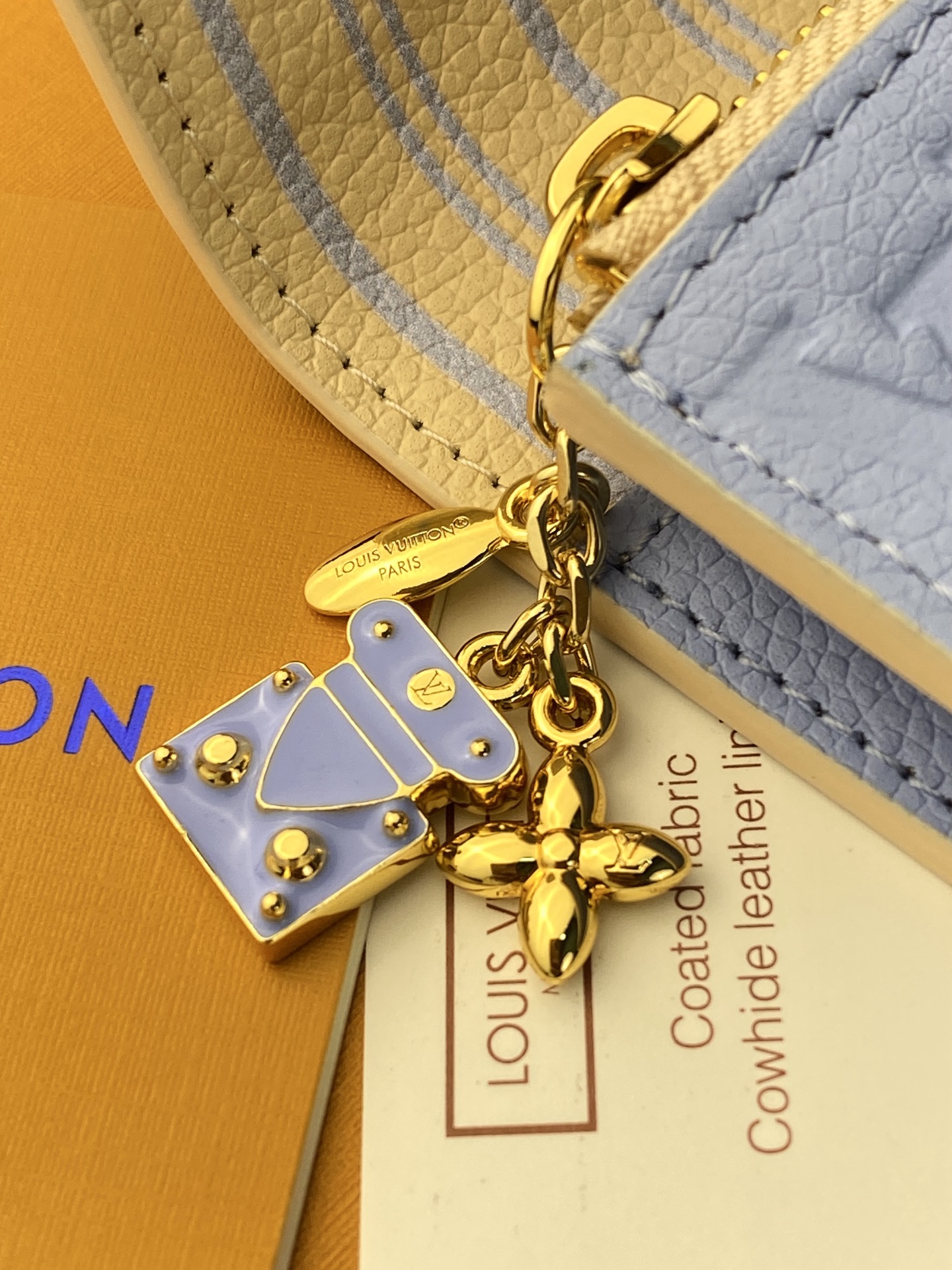 LV高仿 Monogram Empreinte 淺藍色翻蓋短夾 金扣三折錢包| 16 LV高仿 Monogram Empreinte 淺藍色翻蓋短夾 金扣三折錢包