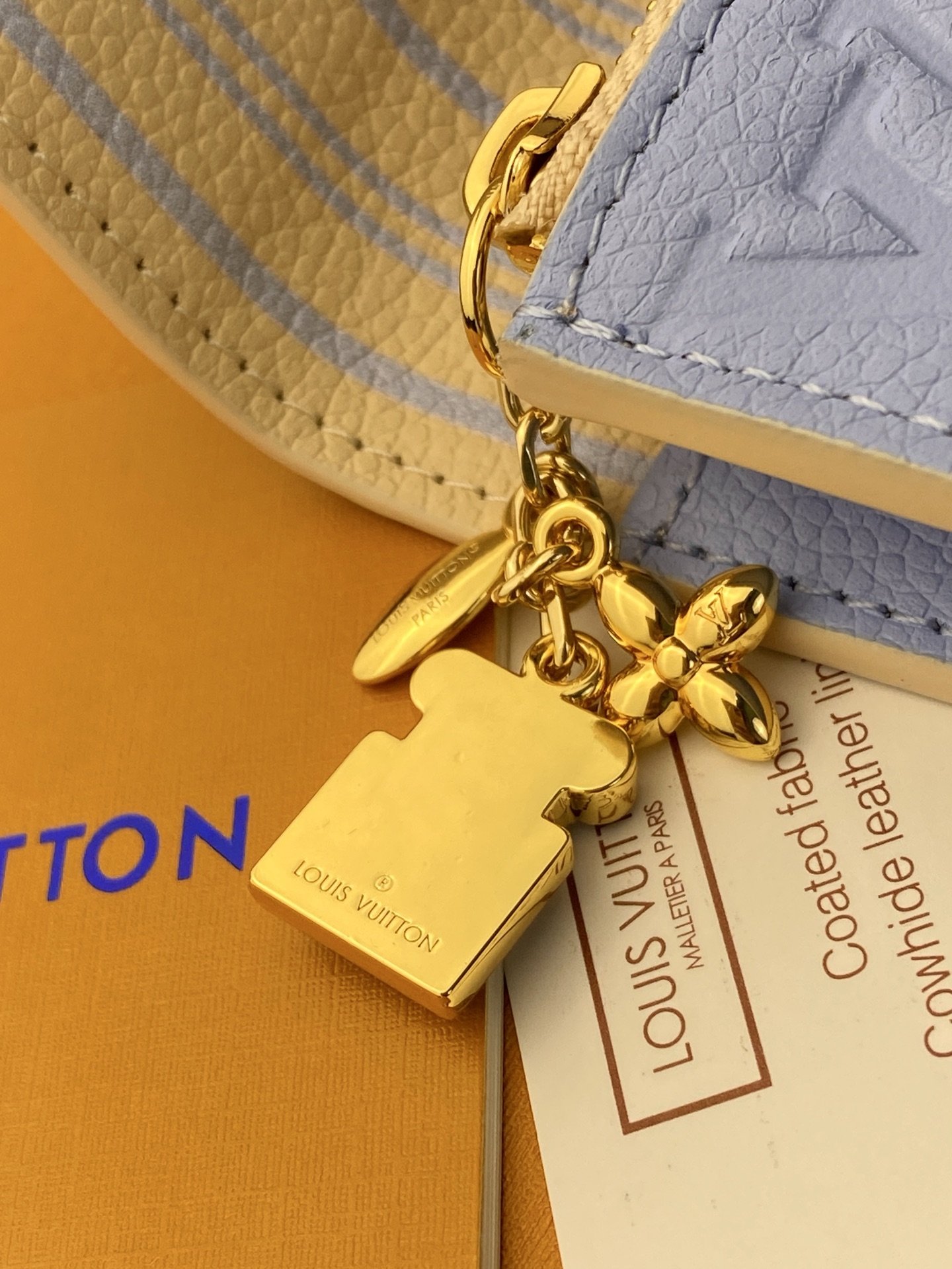 LV高仿 Monogram Empreinte 淺藍色翻蓋短夾 金扣三折錢包| 15 LV高仿 Monogram Empreinte 淺藍色翻蓋短夾 金扣三折錢包