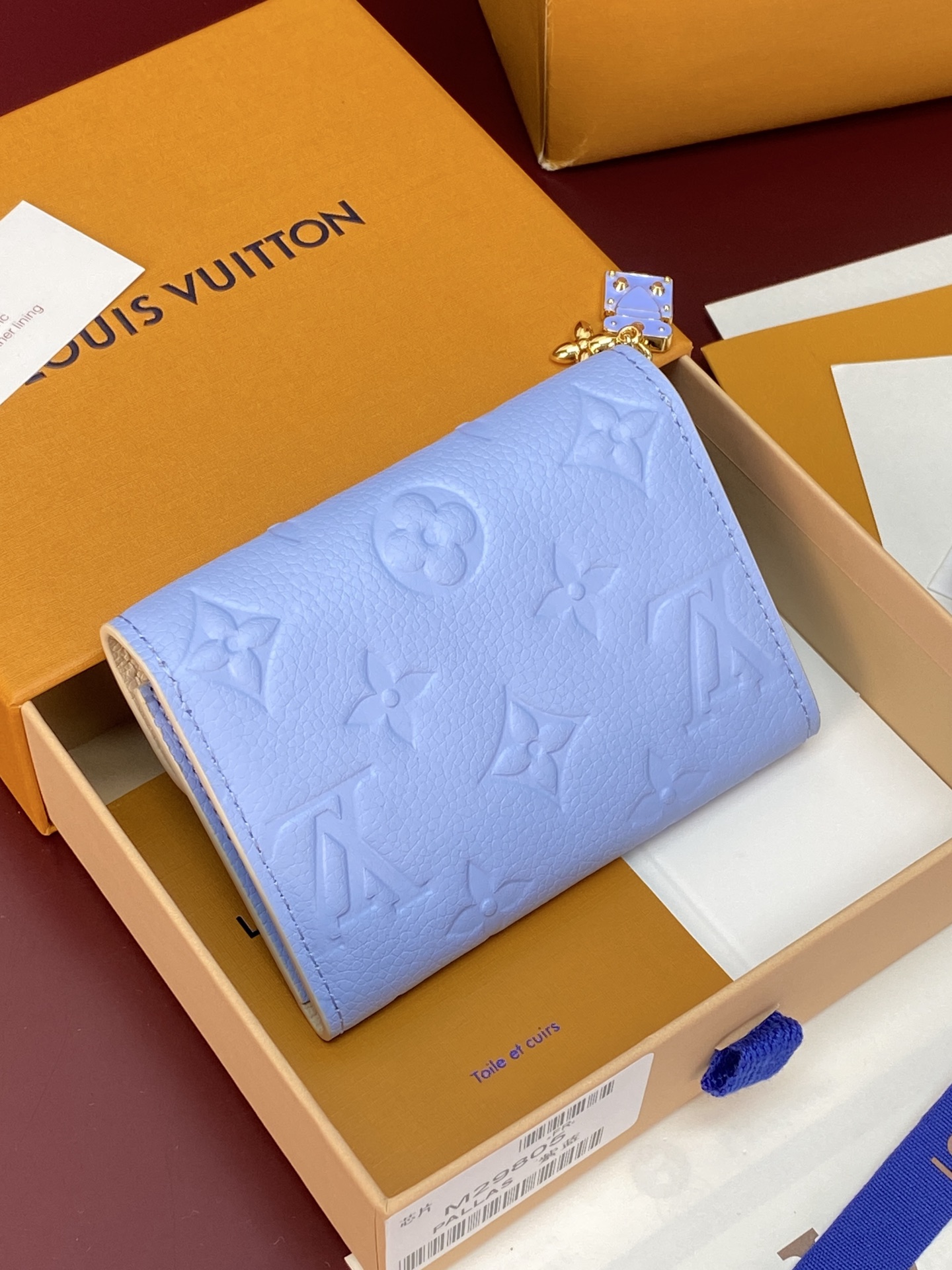 LV高仿 Monogram Empreinte 淺藍色翻蓋短夾 金扣三折錢包| 14 LV高仿 Monogram Empreinte 淺藍色翻蓋短夾 金扣三折錢包