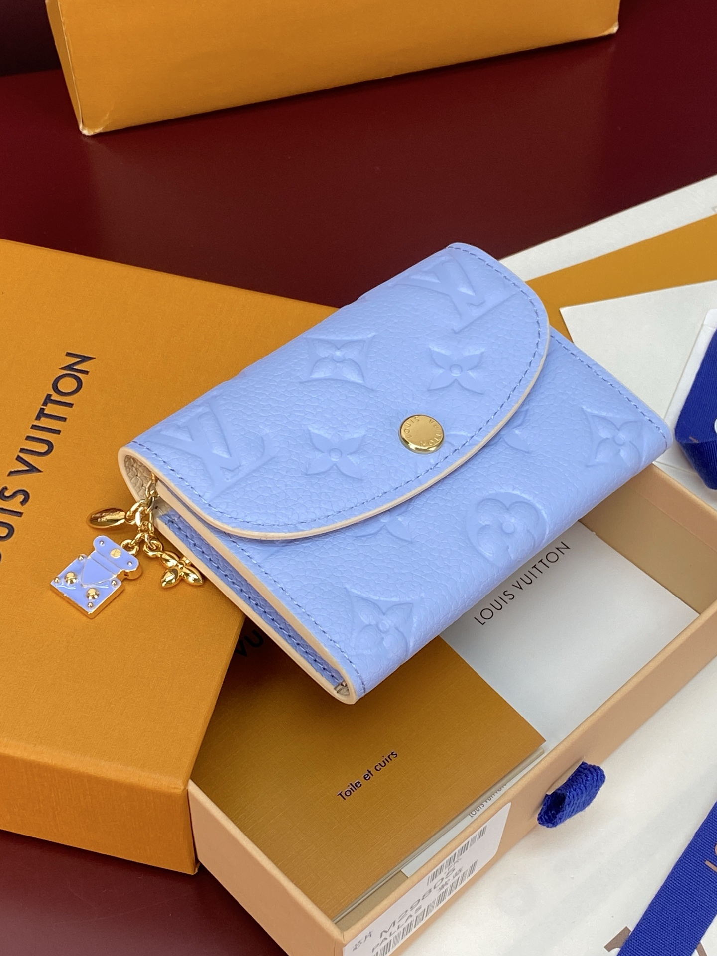 LV高仿 Monogram Empreinte 淺藍色翻蓋短夾 金扣三折錢包| 13 LV高仿 Monogram Empreinte 淺藍色翻蓋短夾 金扣三折錢包
