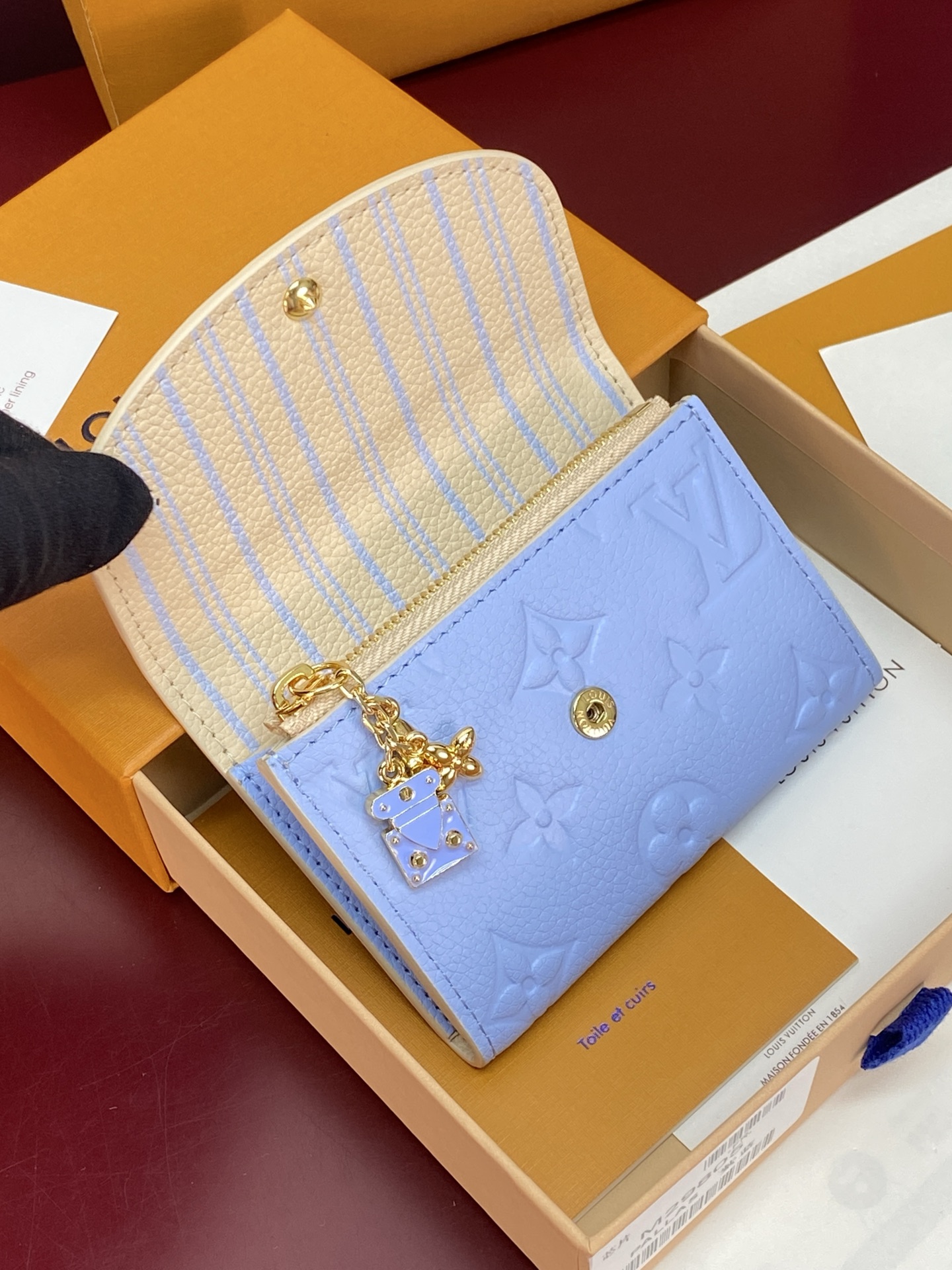 LV高仿 Monogram Empreinte 淺藍色翻蓋短夾 金扣三折錢包| 12 LV高仿 Monogram Empreinte 淺藍色翻蓋短夾 金扣三折錢包