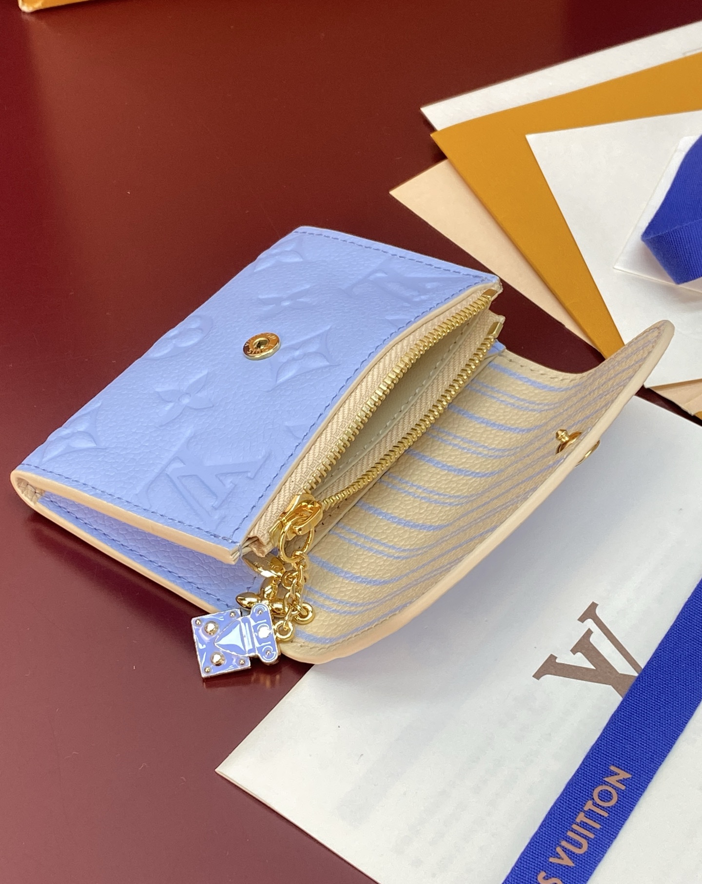LV高仿 Monogram Empreinte 淺藍色翻蓋短夾 金扣三折錢包| 10 LV高仿 Monogram Empreinte 淺藍色翻蓋短夾 金扣三折錢包