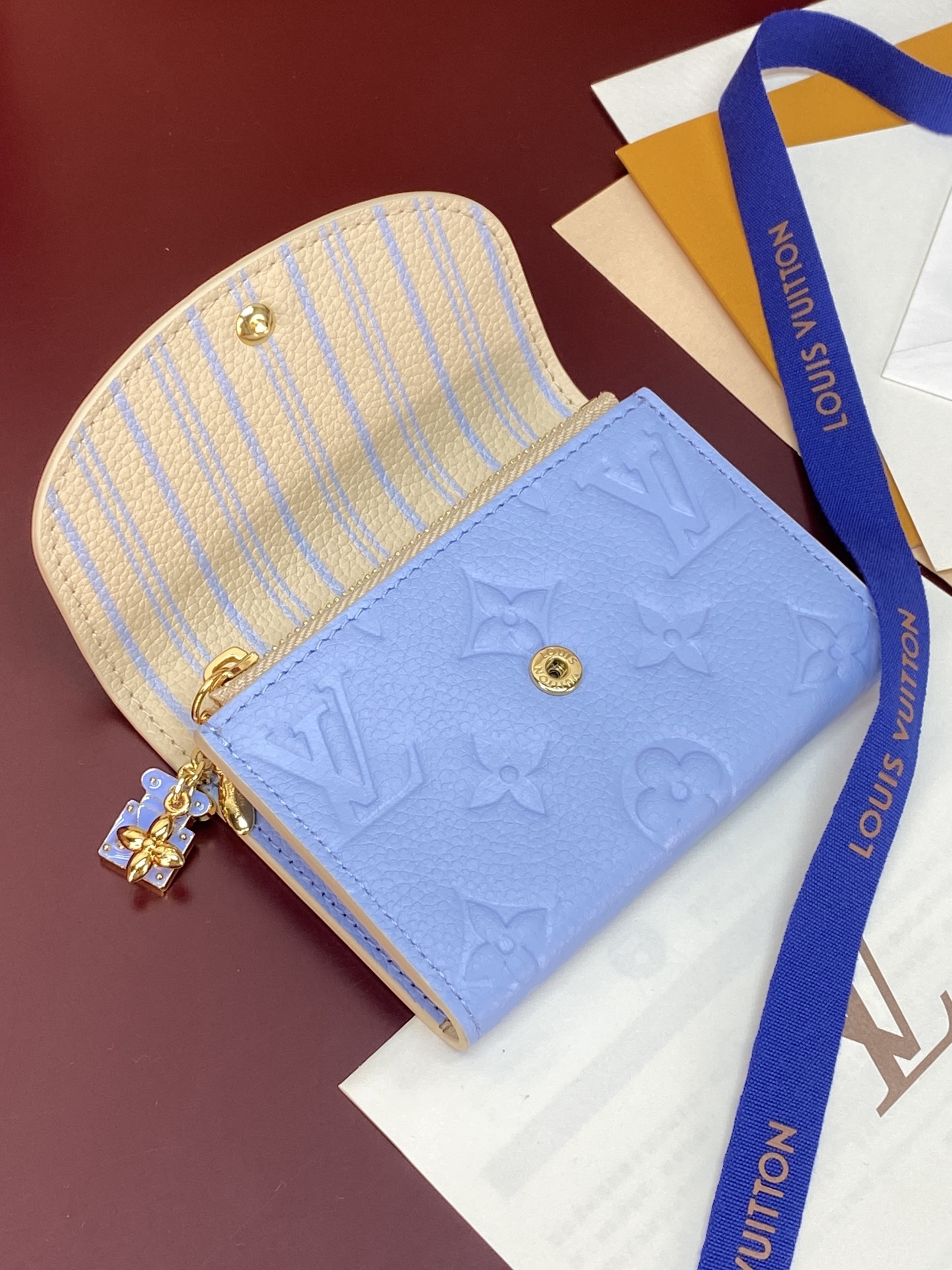 LV高仿 Monogram Empreinte 淺藍色翻蓋短夾 金扣三折錢包| 8 LV高仿 Monogram Empreinte 淺藍色翻蓋短夾 金扣三折錢包